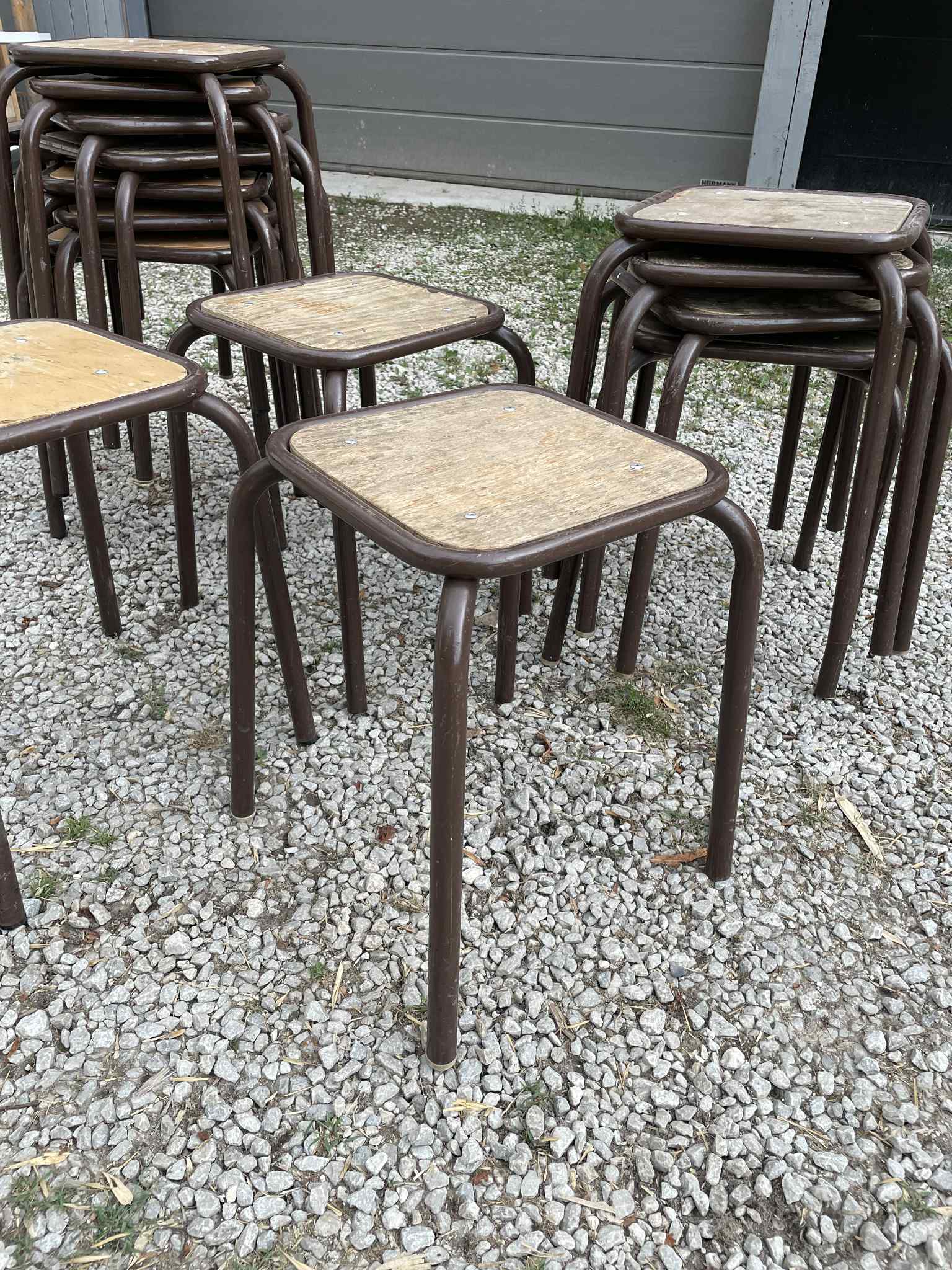 Tabourets anciens d'école marron