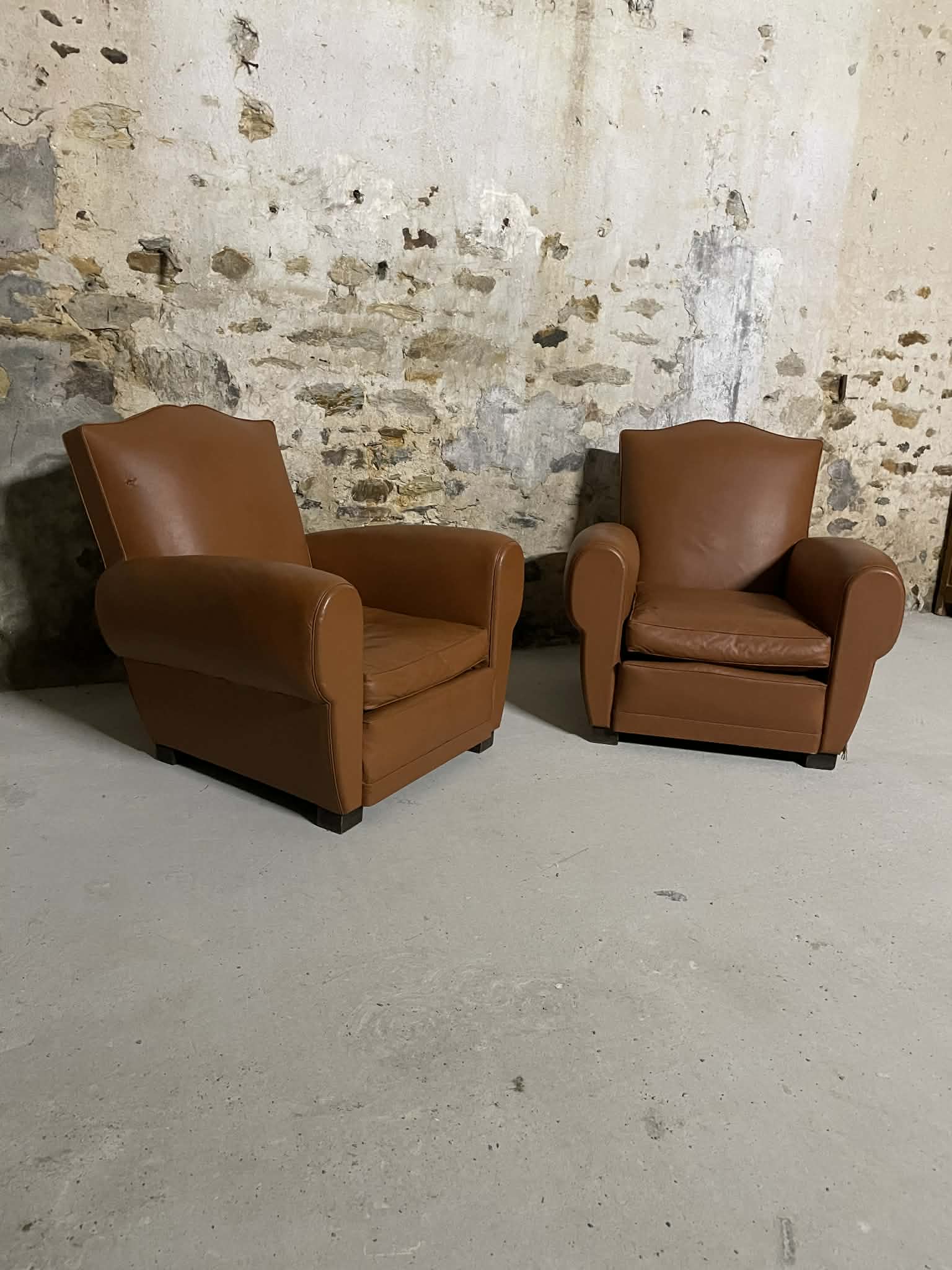 Paire de fauteuils vintage en simili cuir camel style club