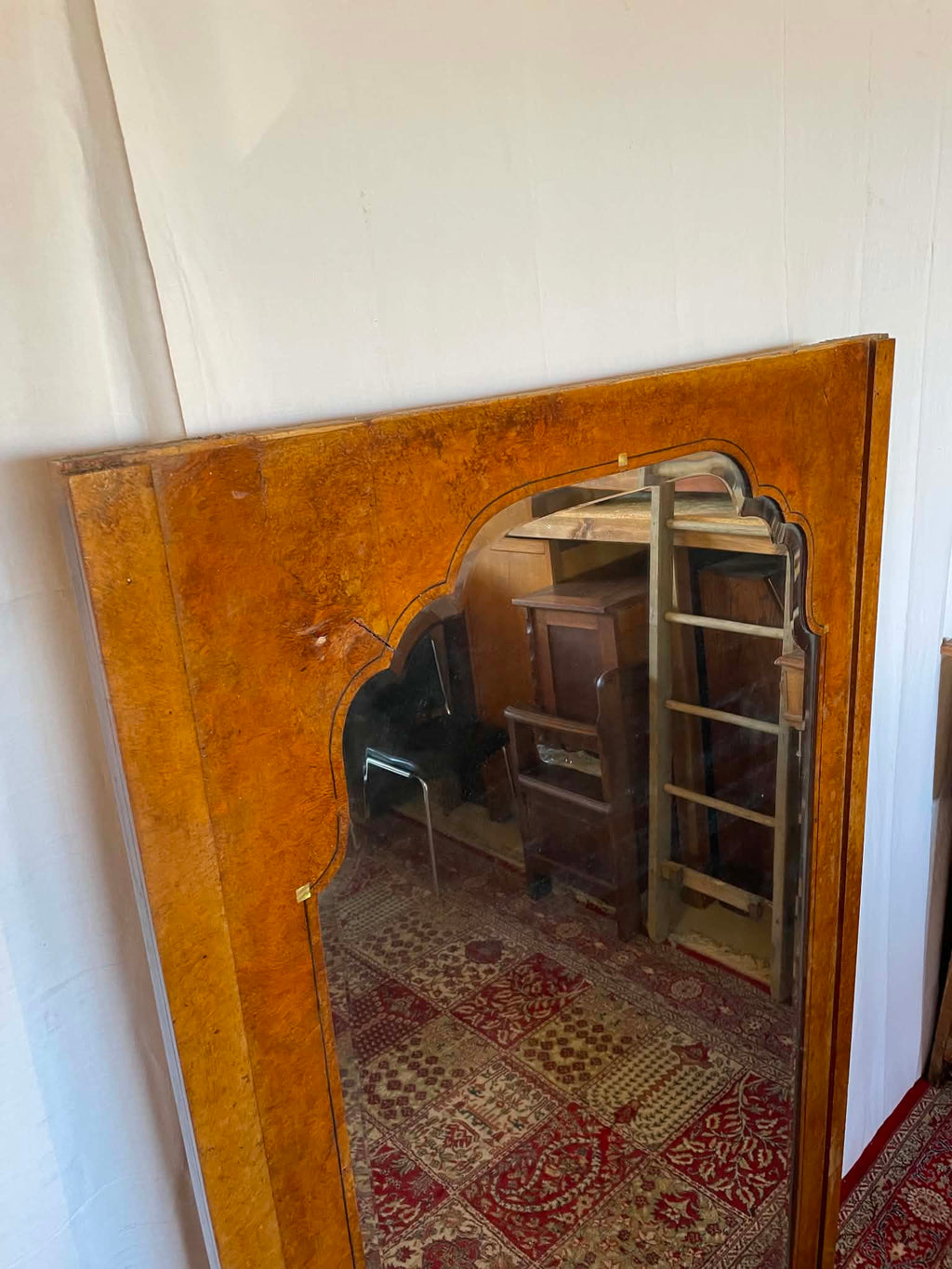 Grand miroir ancien en loupe de bois et incrustations de nacre – Style Art déco
