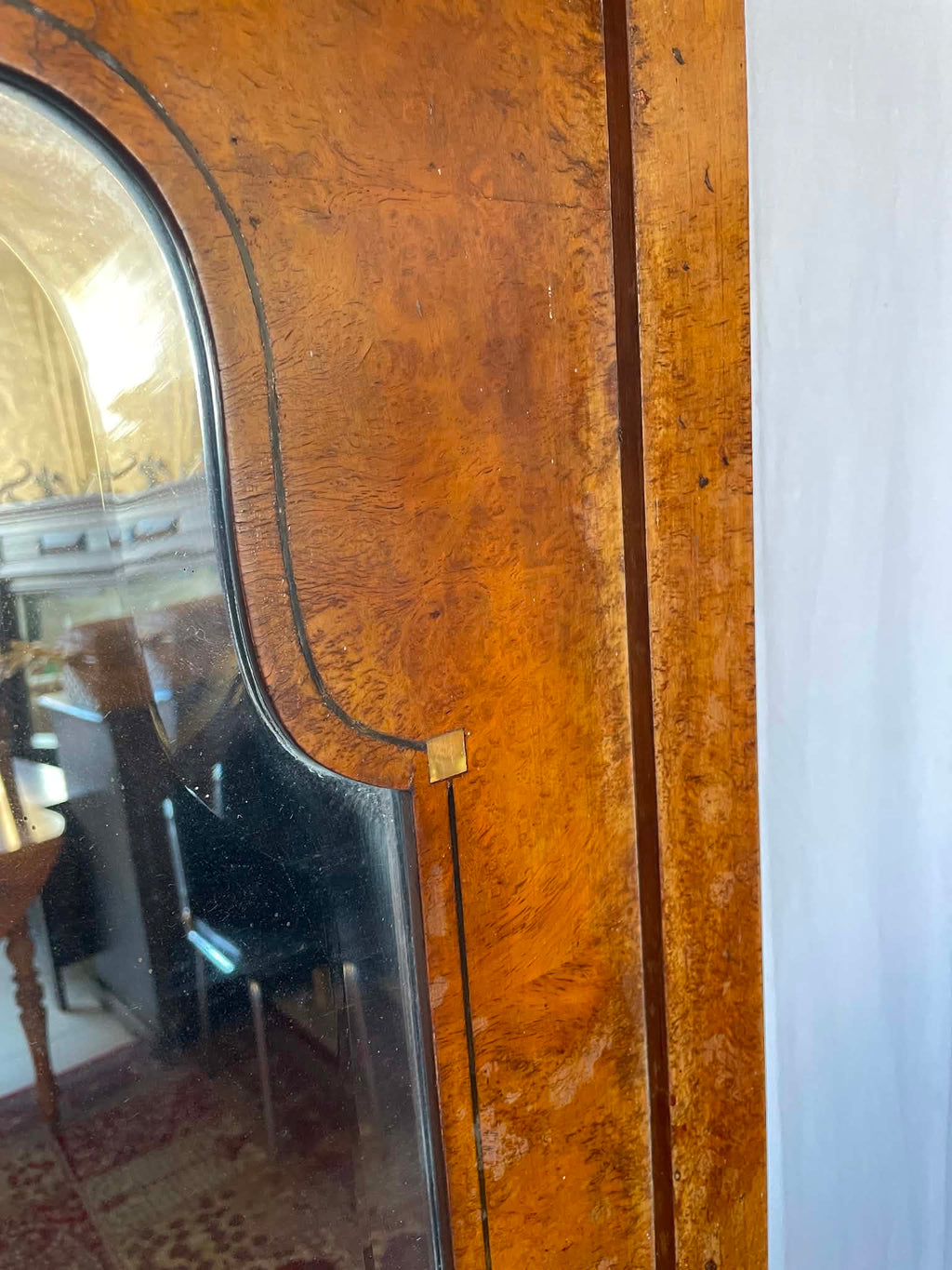 Grand miroir ancien en loupe de bois et incrustations de nacre – Style Art déco