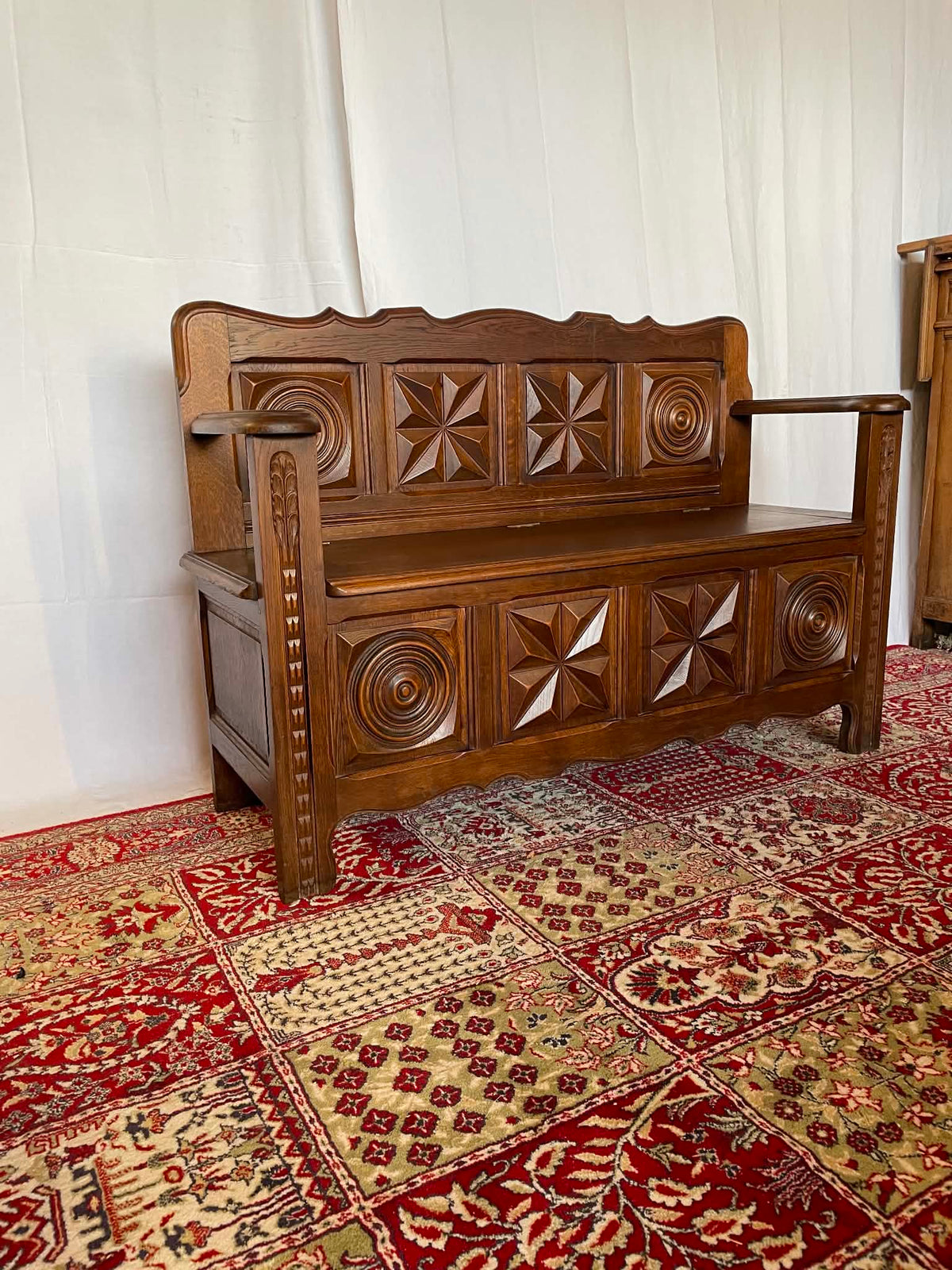 Banc-coffre ancien en chêne sculpté – Style breton