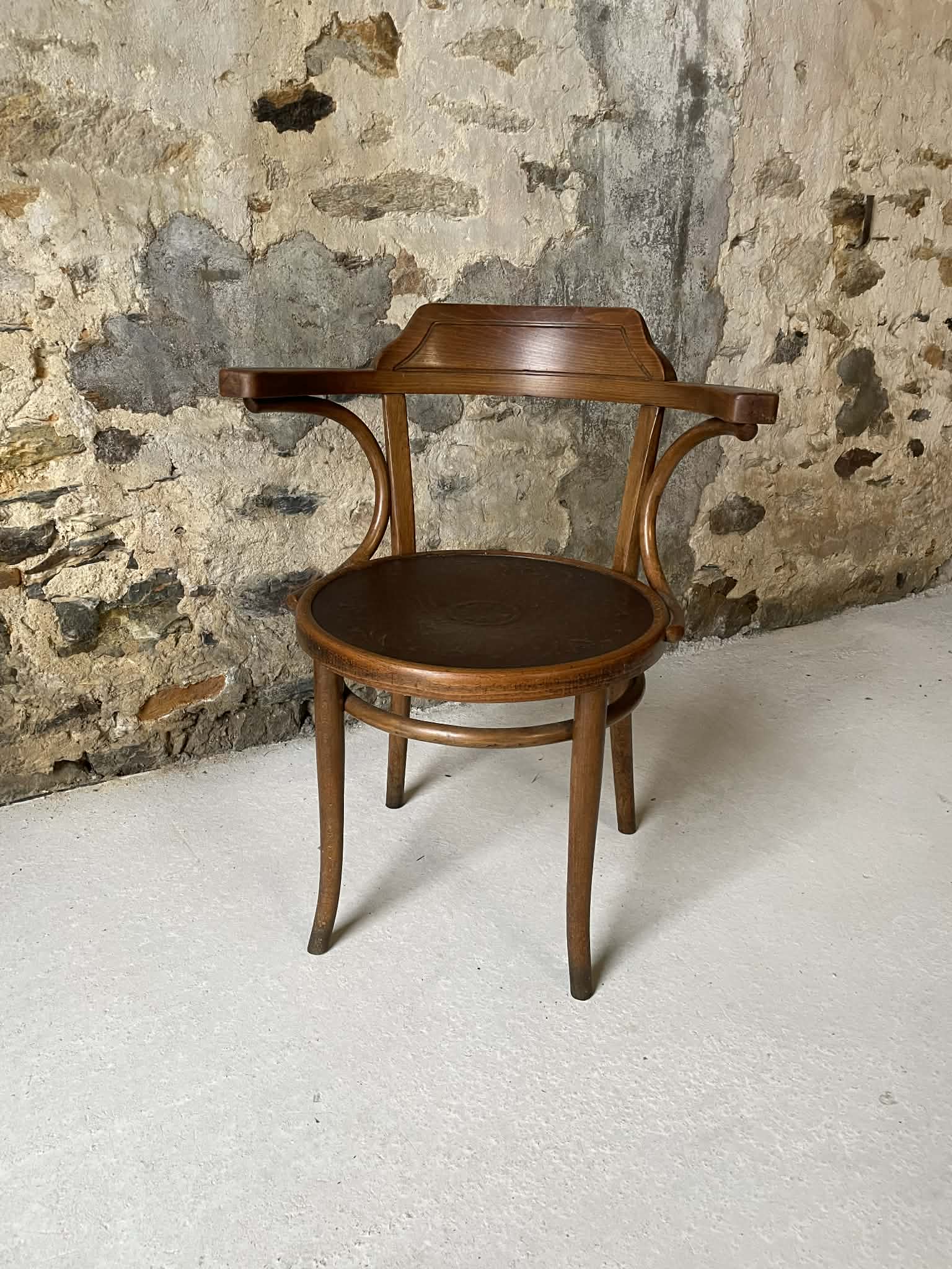 Fauteuil Thonet ancien en bois cintré – estampillé
