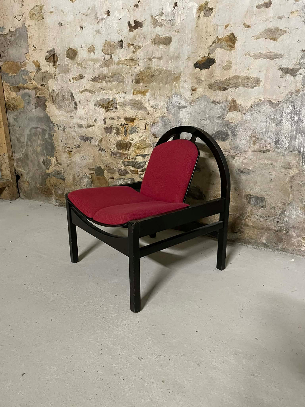 Fauteuil Baumann vintage en bois noir et tissu rouge