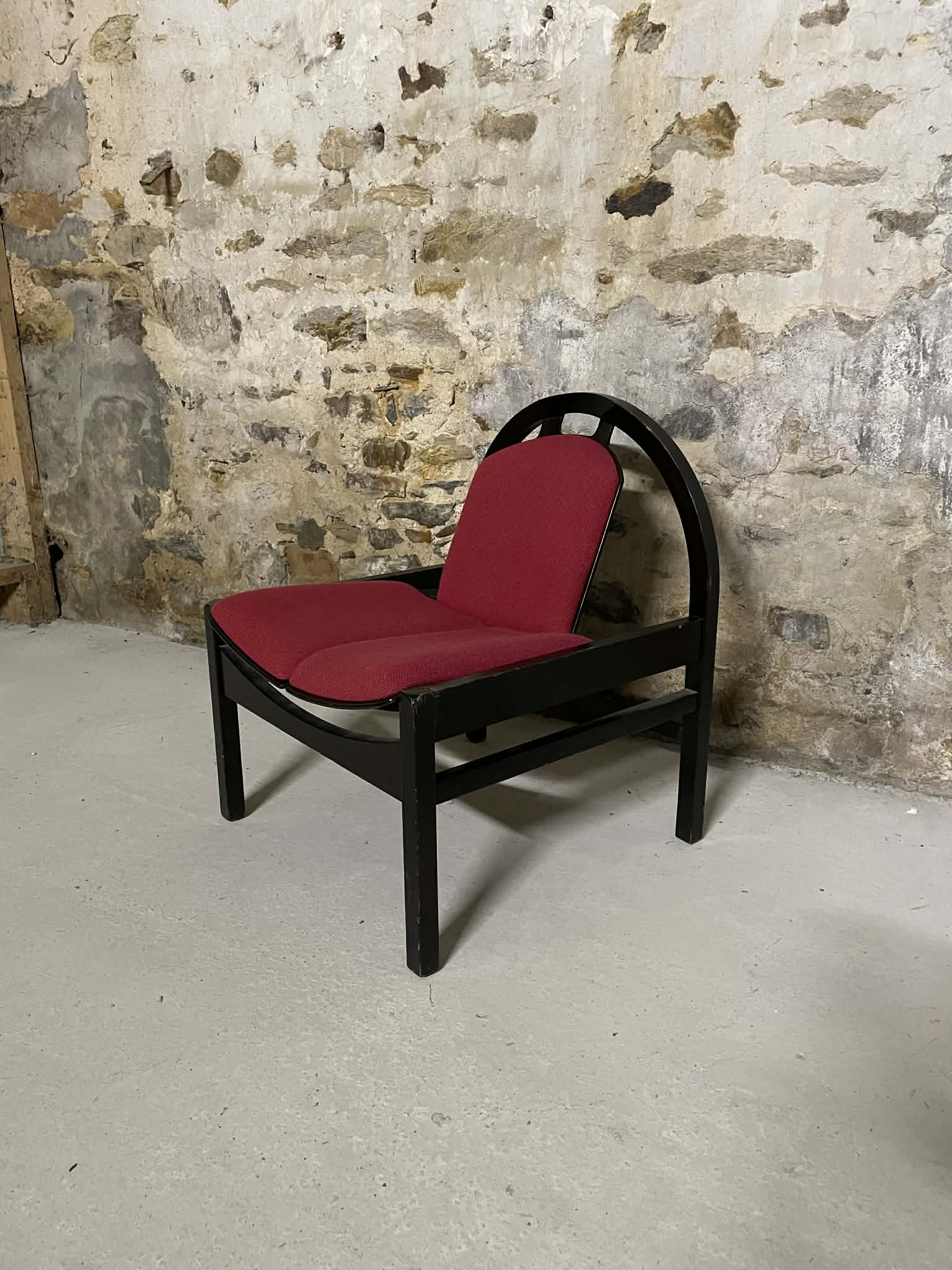 Fauteuil Baumann vintage en bois noir et tissu rouge