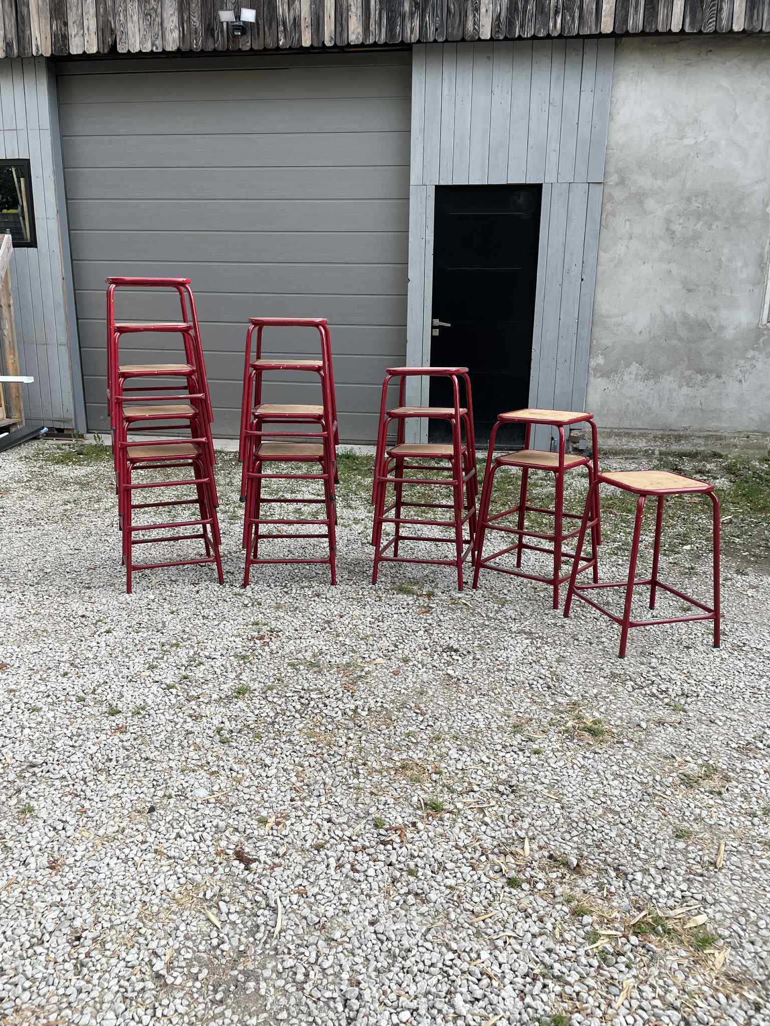 Tabourets anciens d'école