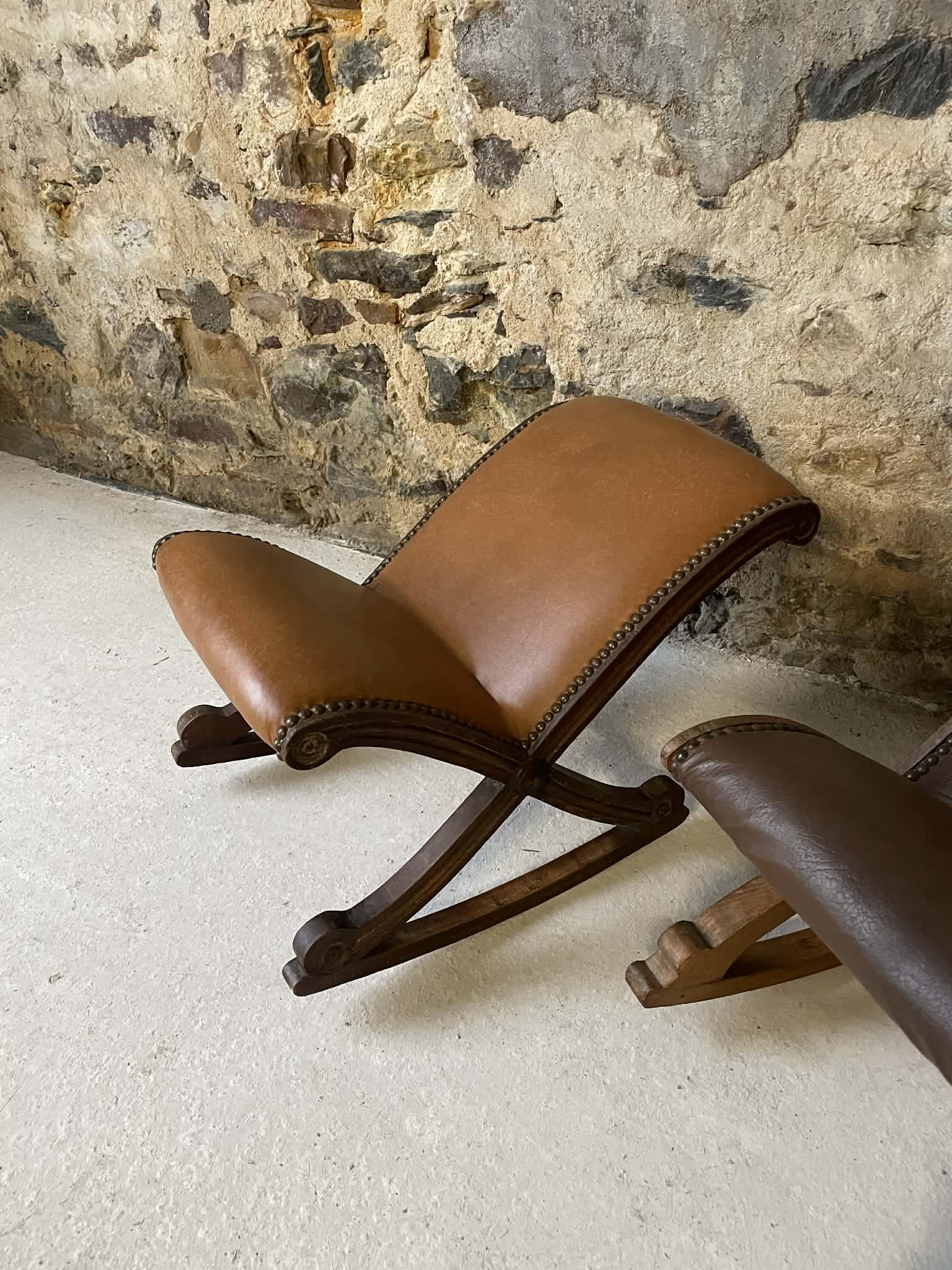 Lot de 2 repose-pieds anciens en bois et cuir clouté
