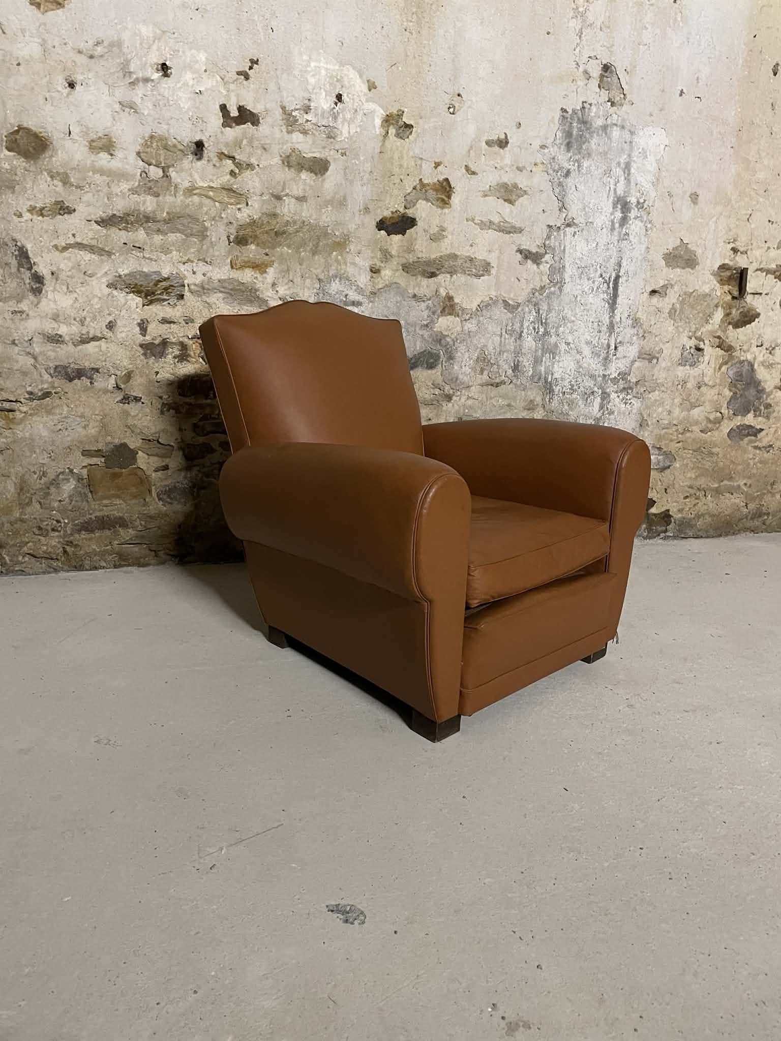 Paire de fauteuils vintage en simili cuir camel style club