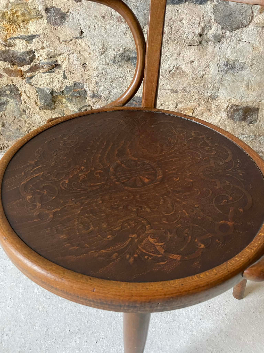 Fauteuil Thonet ancien en bois cintré – estampillé