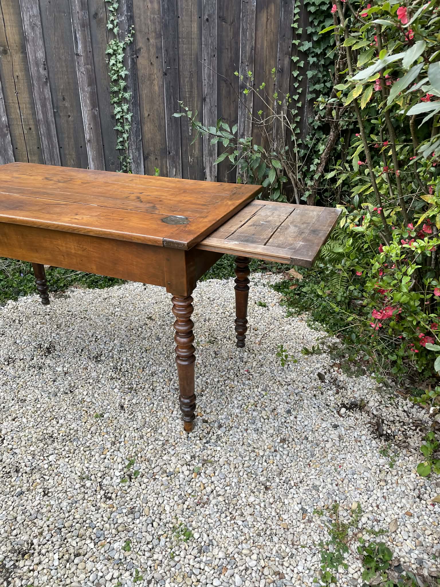 Table ancienne de cuisine avec planche à découper