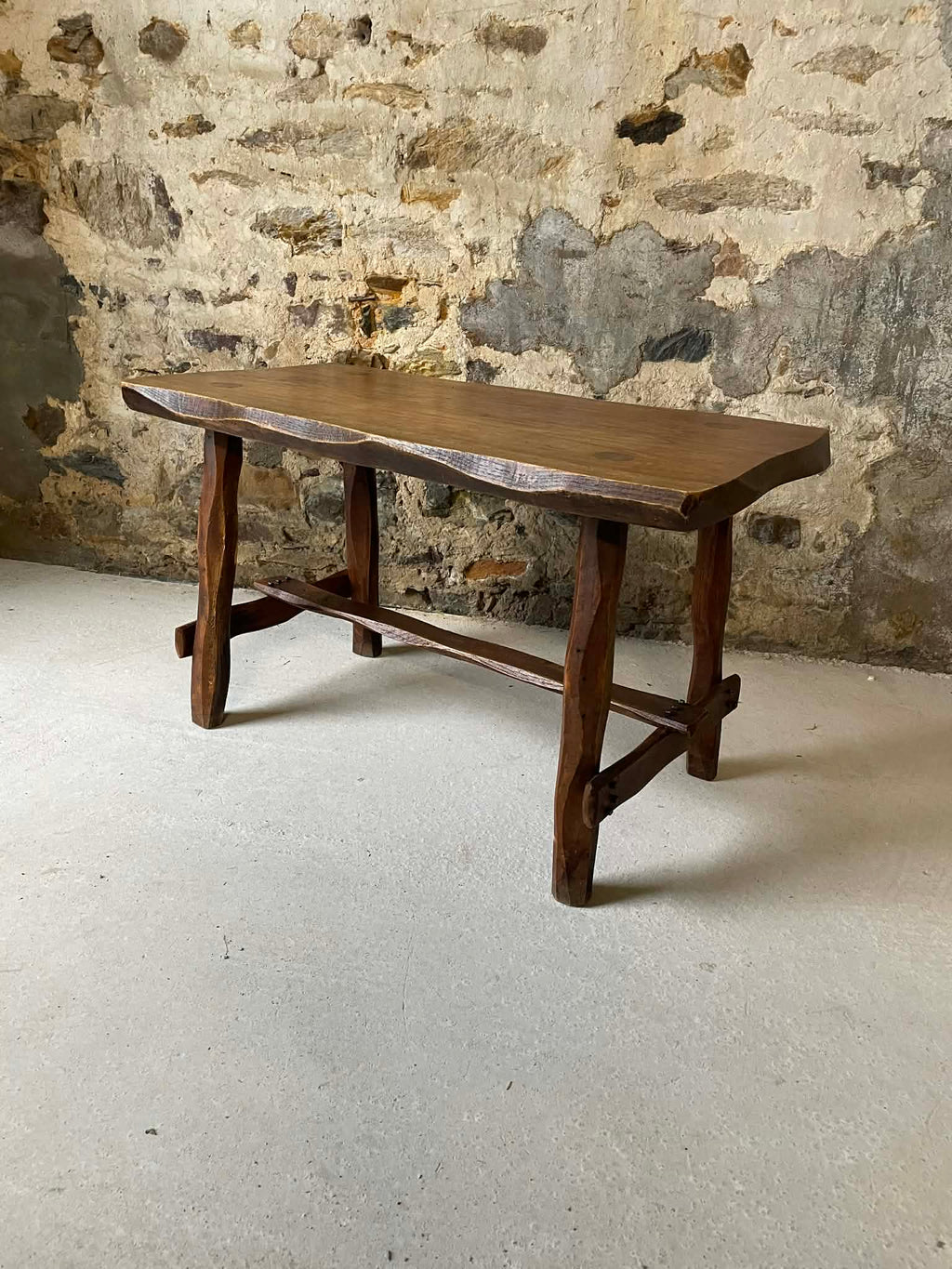 Petite table rustique en bois massif