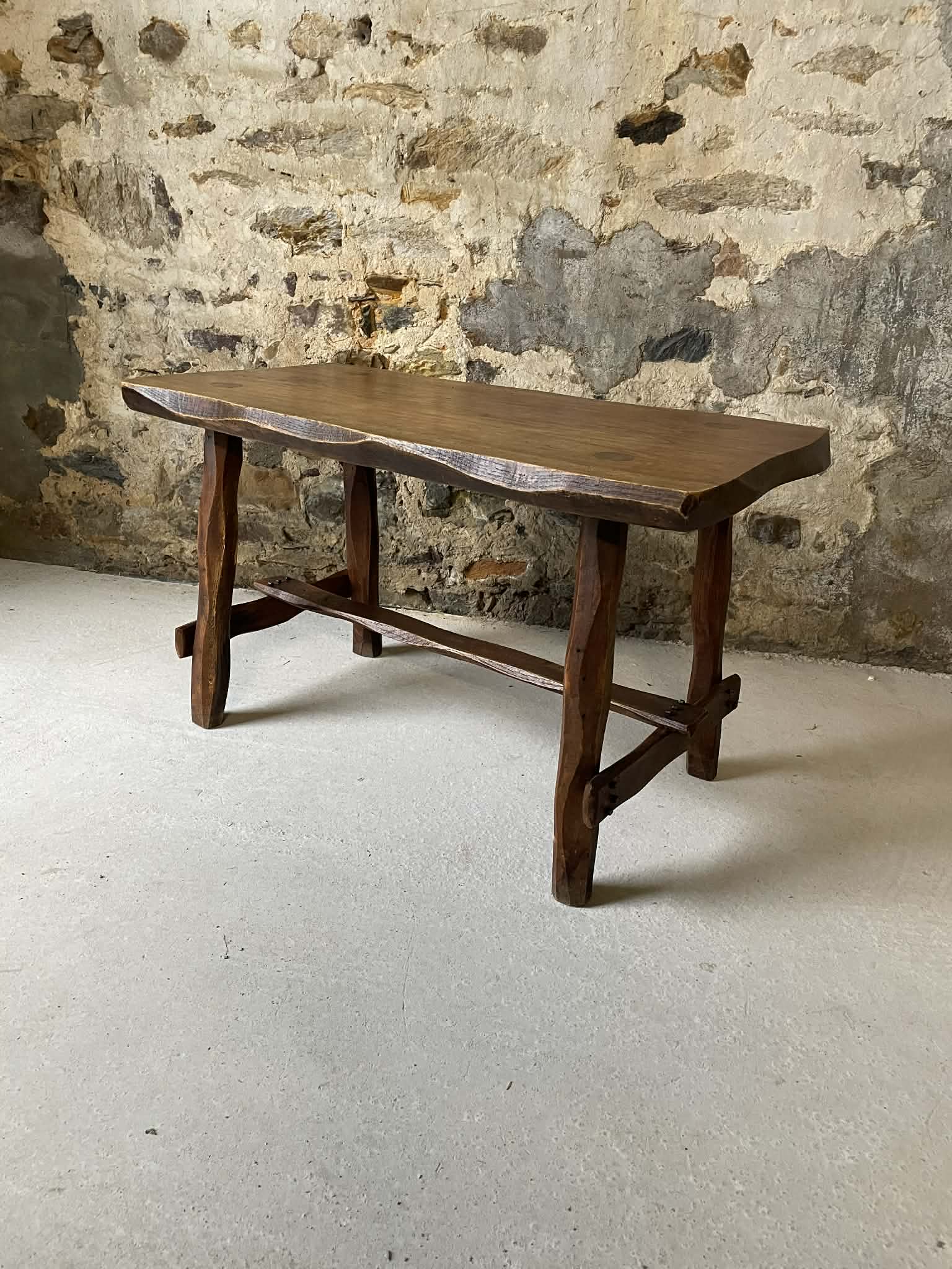 Petite table rustique en bois massif