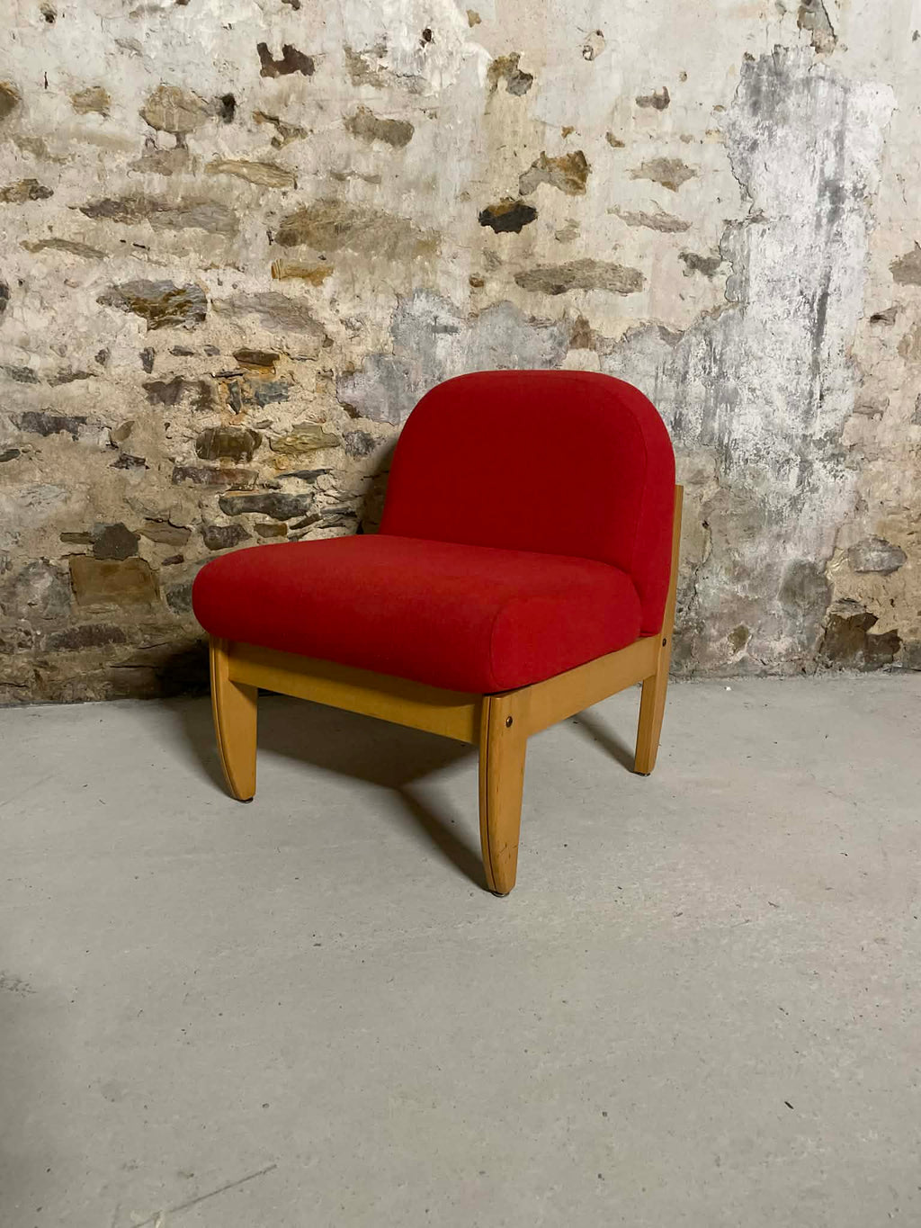 Chauffeuses vintage tissu rouge et bois clair