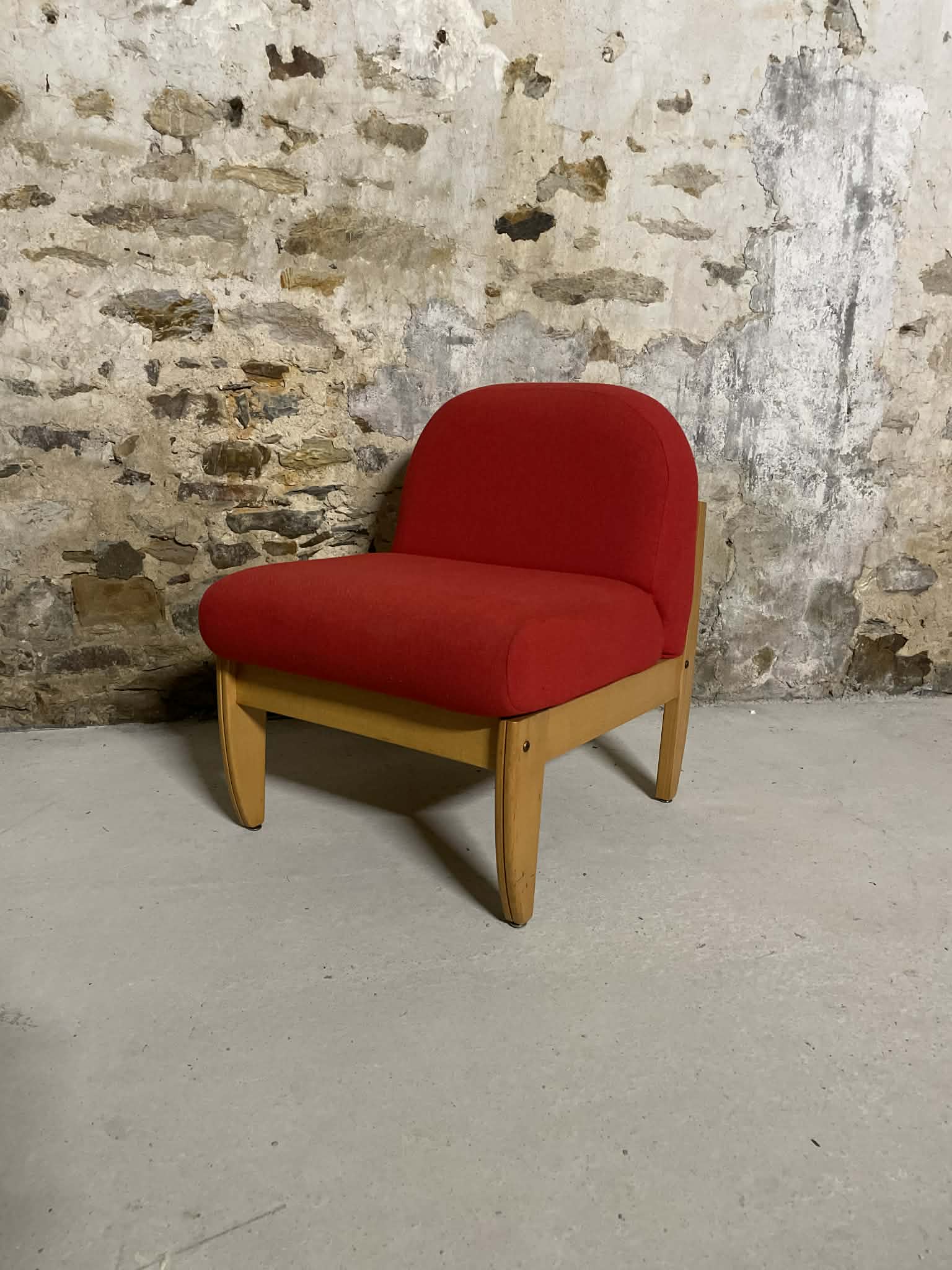 Chauffeuses vintage tissu rouge et bois clair