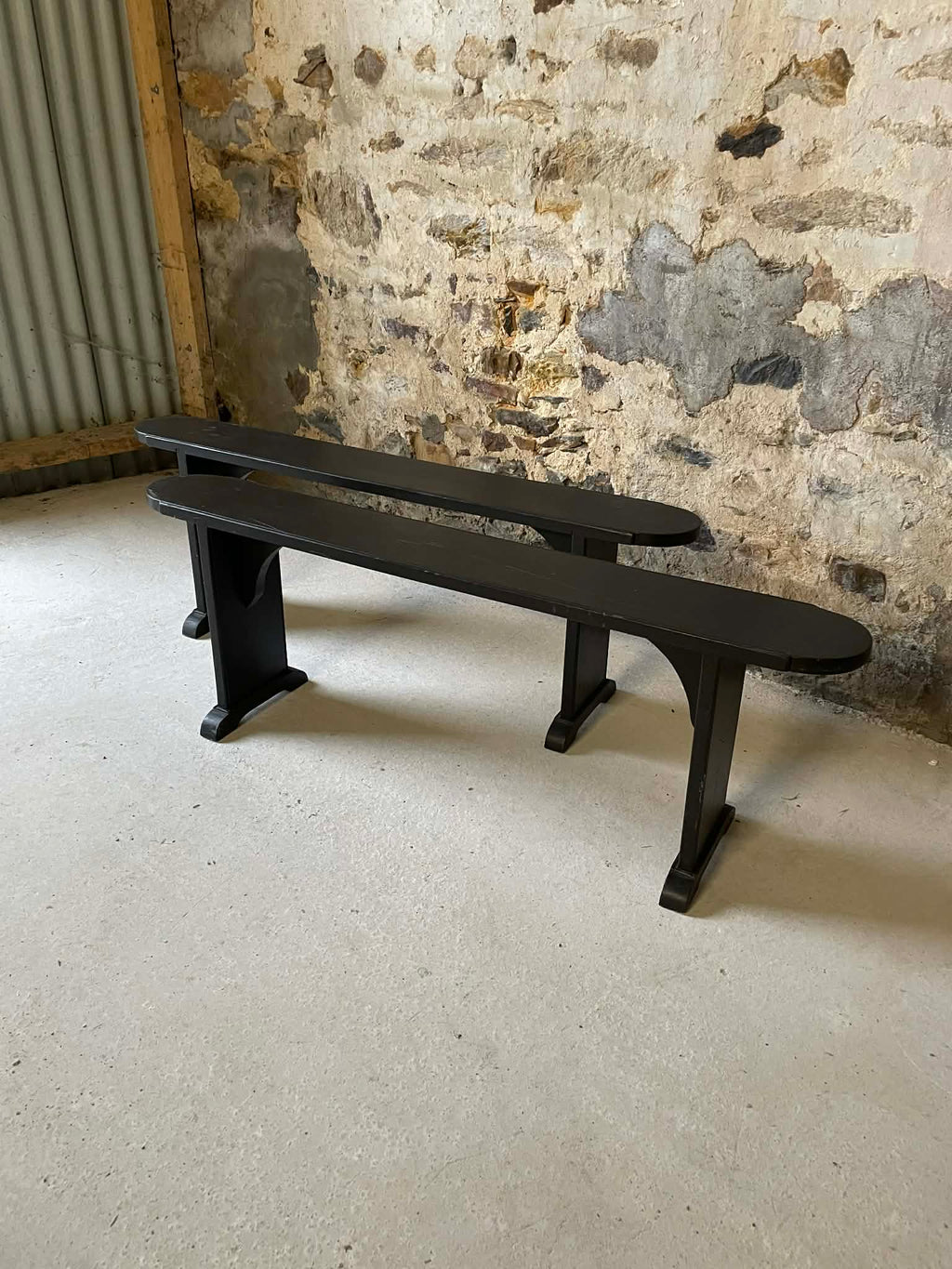 Paire de bancs en bois massif noir