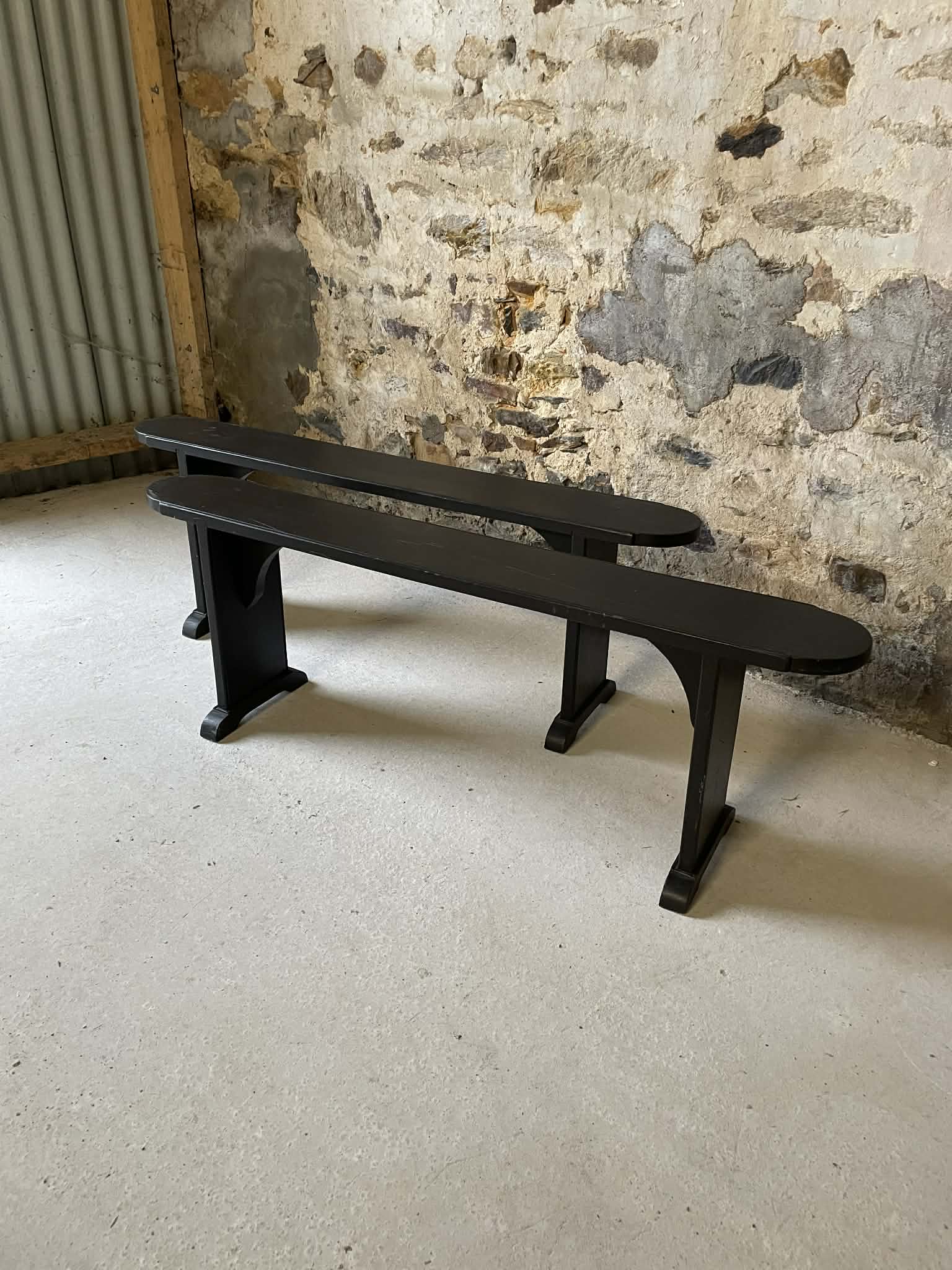 Paire de bancs en bois massif noir