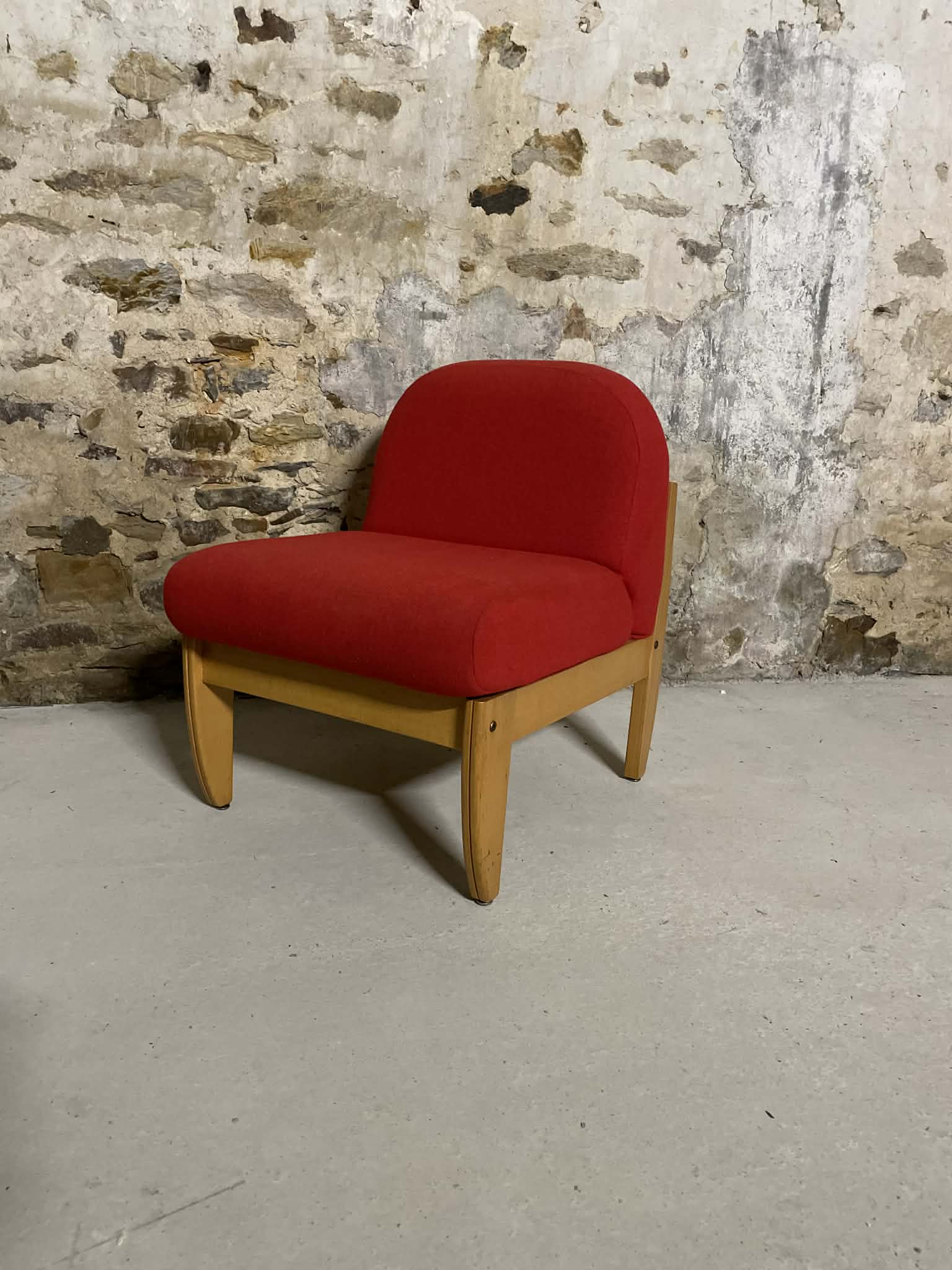 Chauffeuses vintage tissu rouge et bois clair
