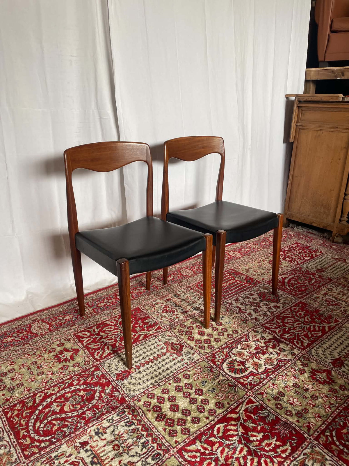Paire de chaises vintage en teck et skaï noir – Style scandinave