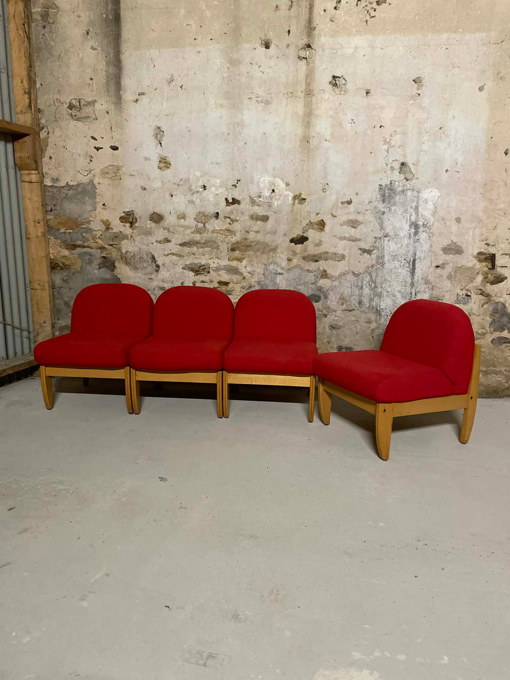 Chauffeuses vintage tissu rouge et bois clair