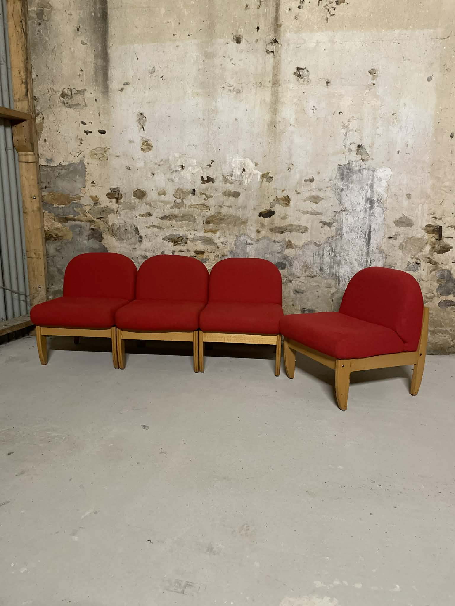 Chauffeuses vintage tissu rouge et bois clair