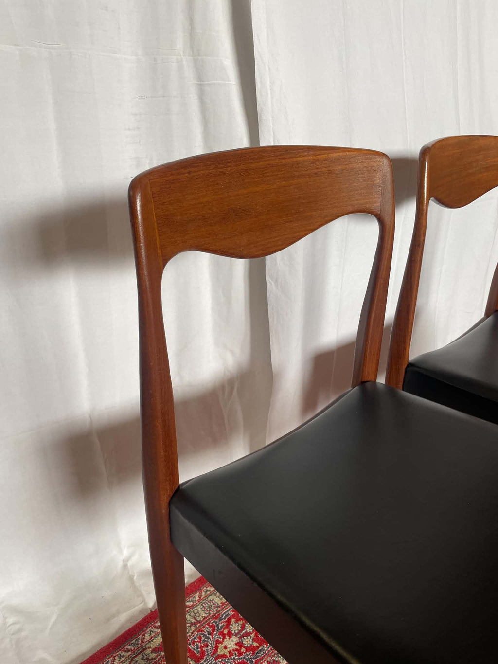 Paire de chaises vintage en teck et skaï noir – Style scandinave