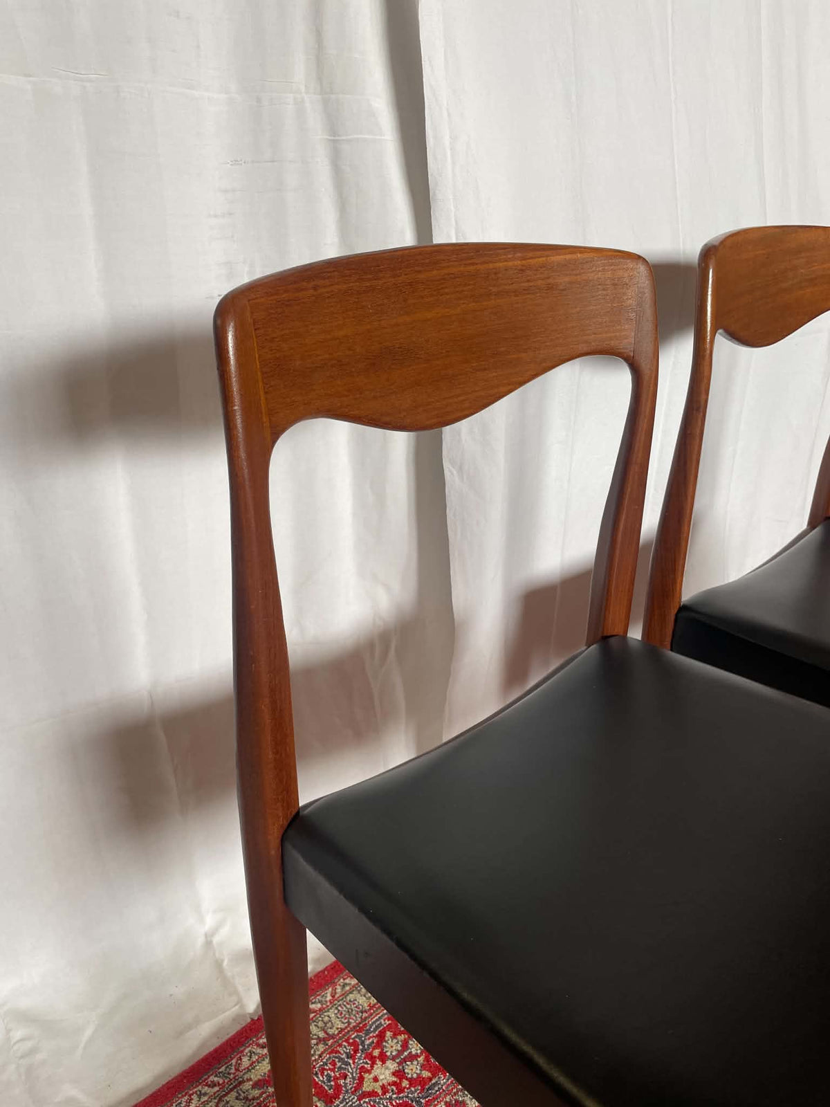 Paire de chaises vintage en teck et skaï noir – Style scandinave