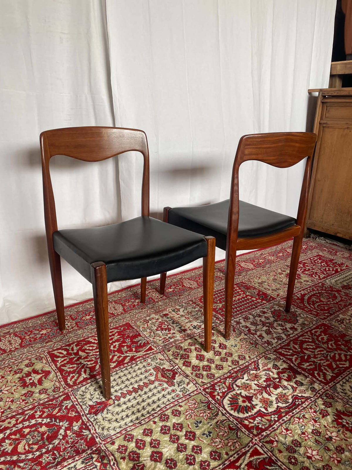 Paire de chaises vintage en teck et skaï noir – Style scandinave