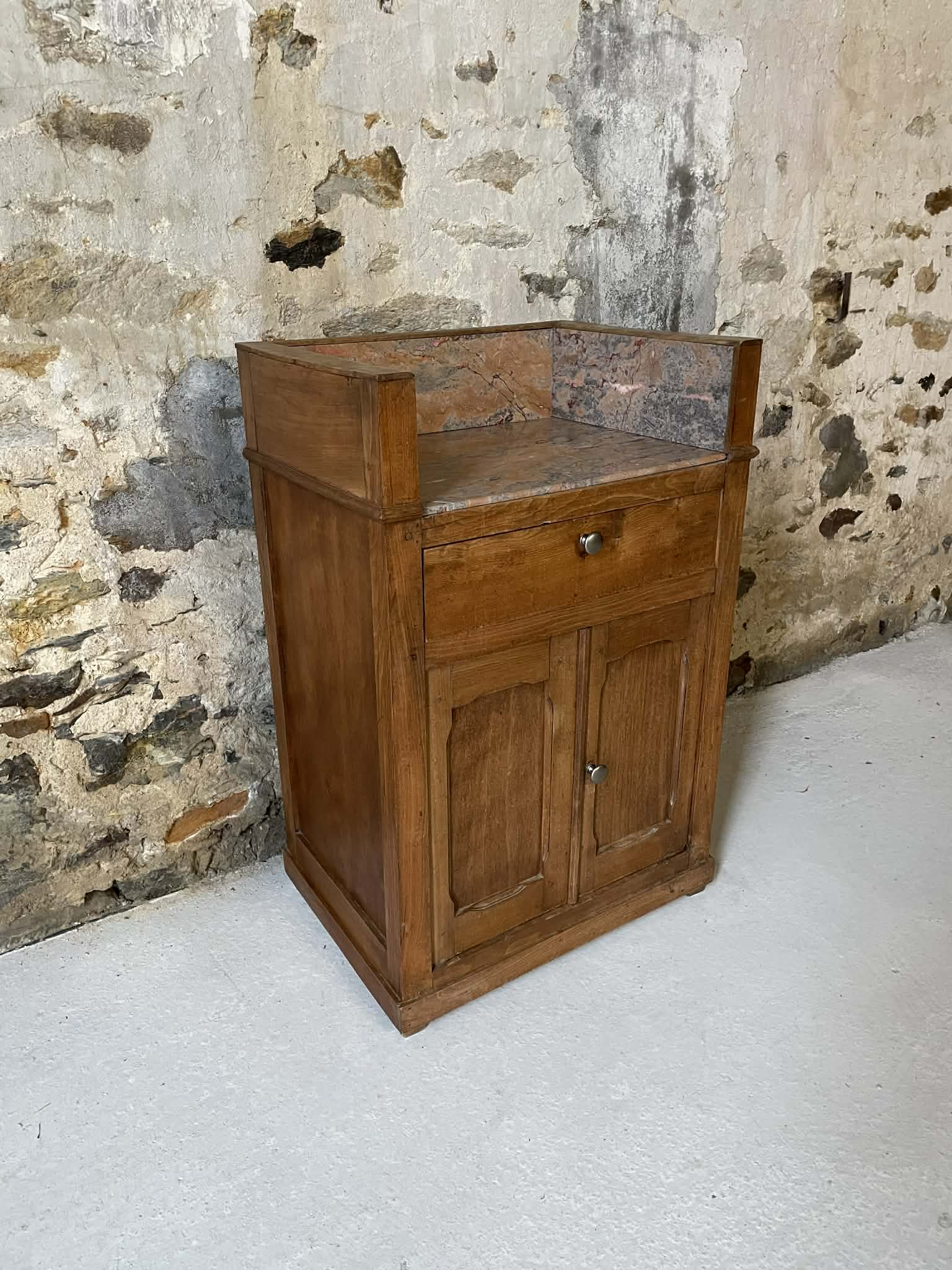 Meuble ancien en bois avec plateau et crédence en marbre