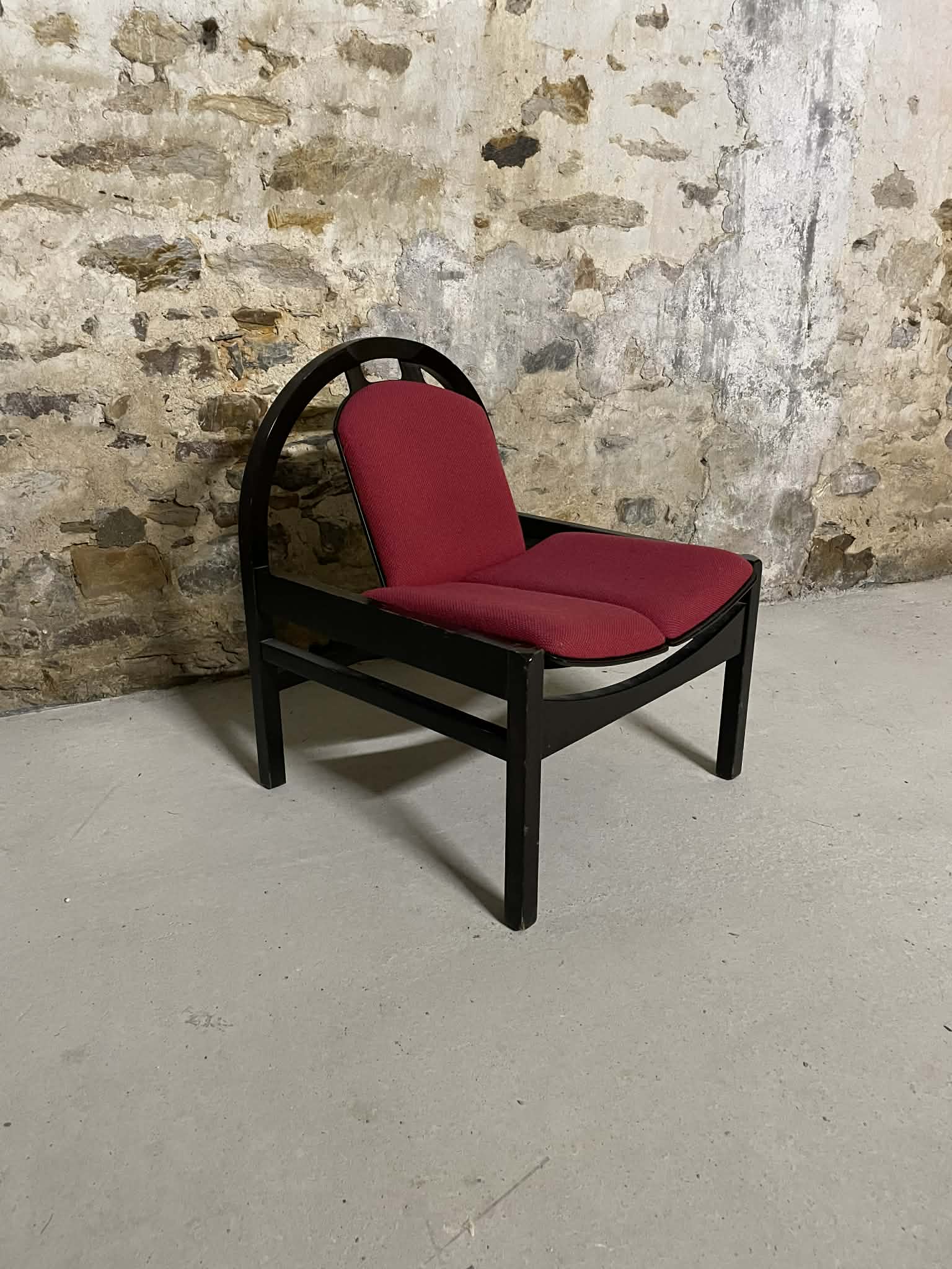 Fauteuil Baumann vintage en bois noir et tissu rouge