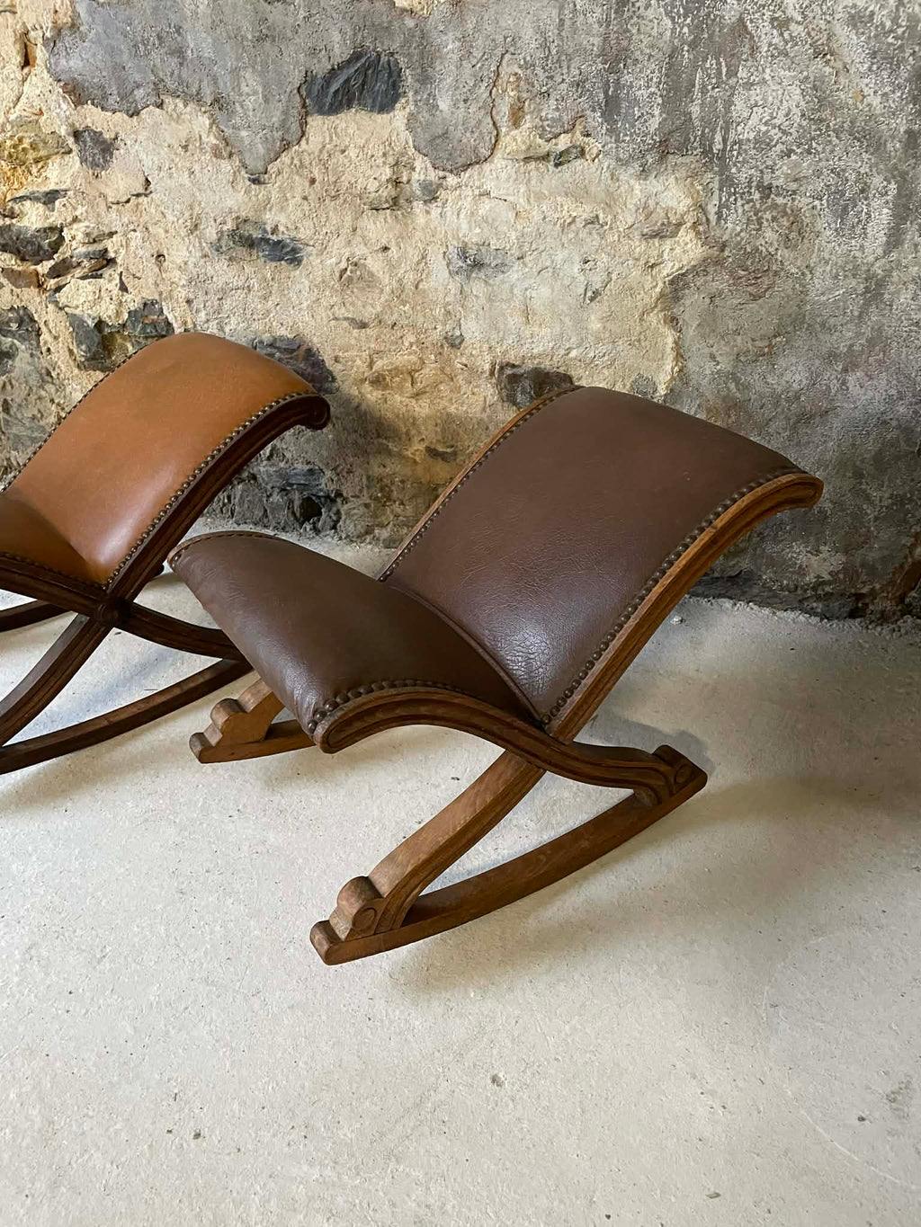 Lot de 2 repose-pieds anciens en bois et cuir clouté