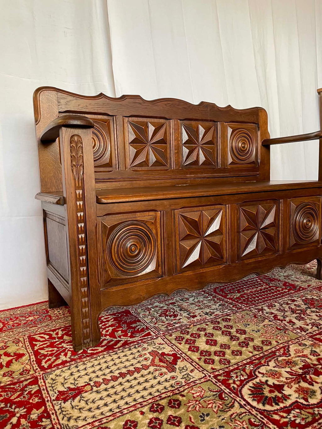 Banc-coffre ancien en chêne sculpté – Style breton