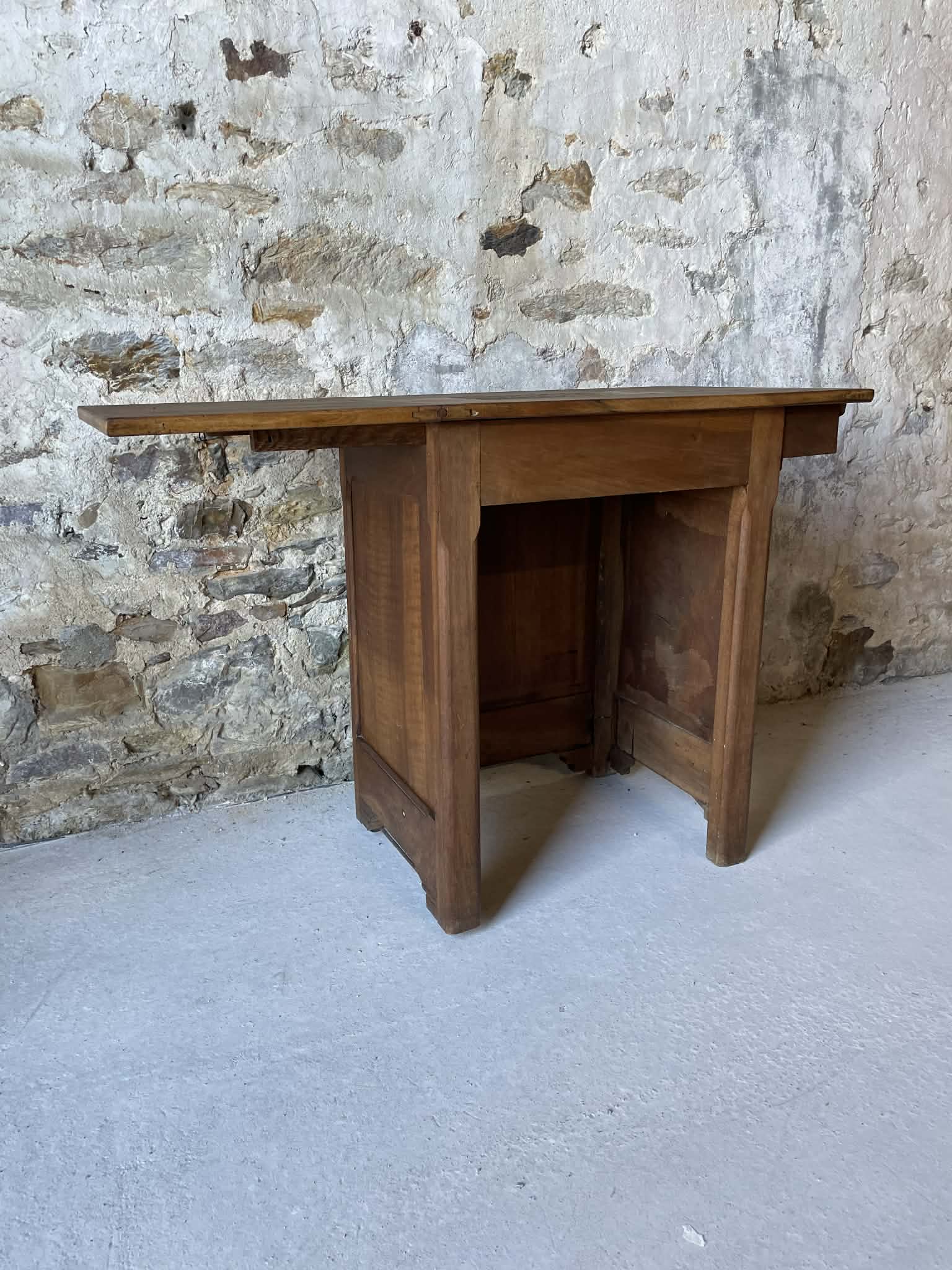 Petite table ancienne en noyer avec rallonge – bureau / desserte