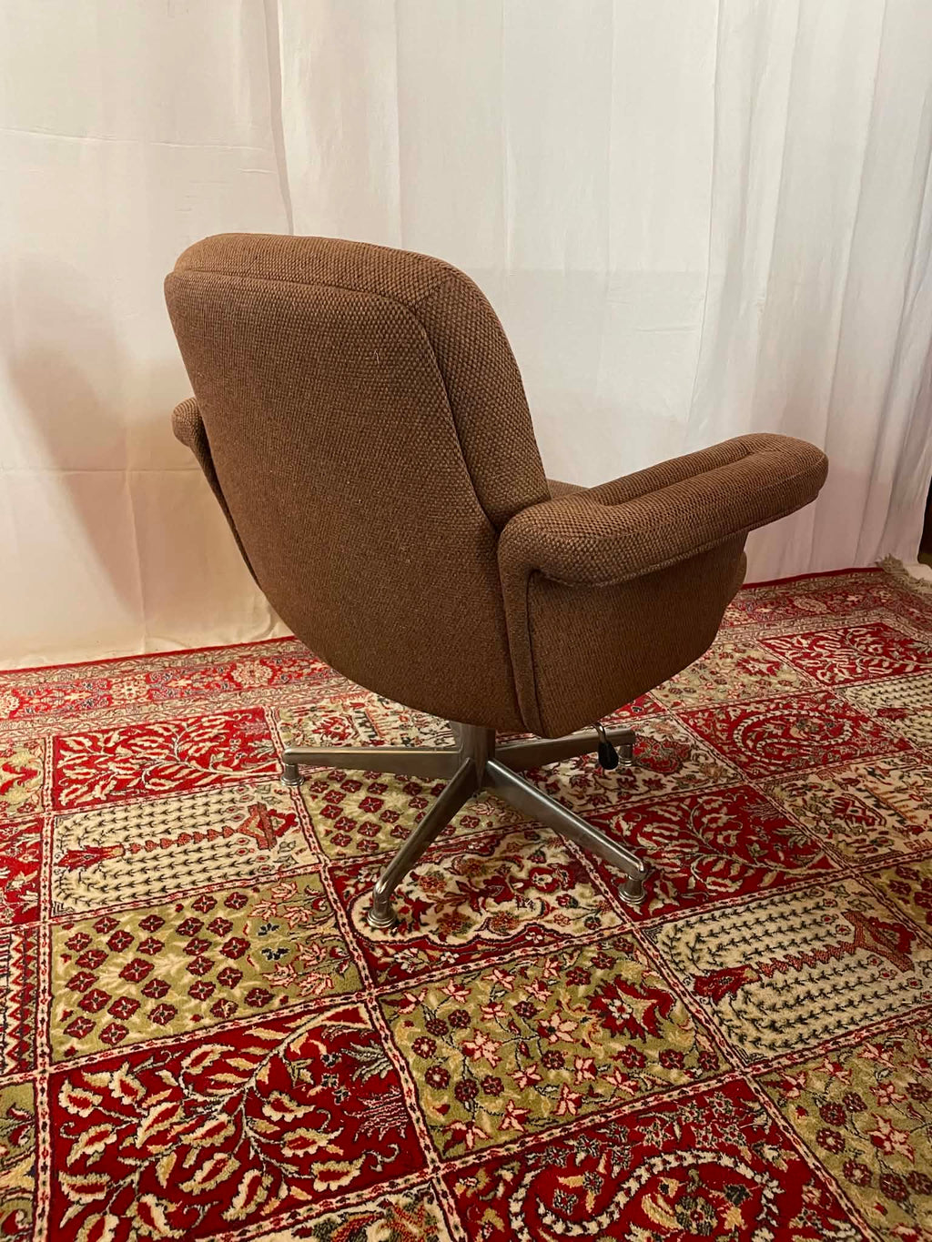 Fauteuil pivotant vintage en tweed marron et chrome – Années 1970