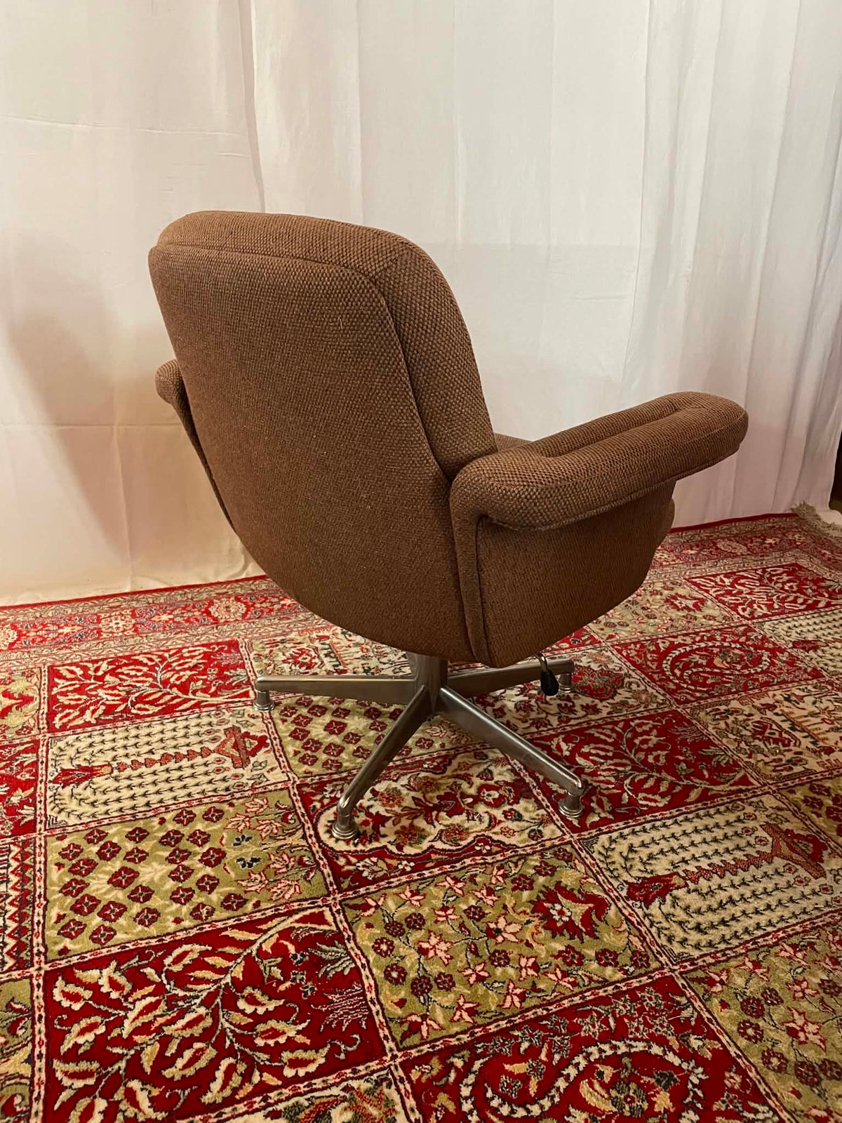 Fauteuil pivotant vintage en tweed marron et chrome – Années 1970