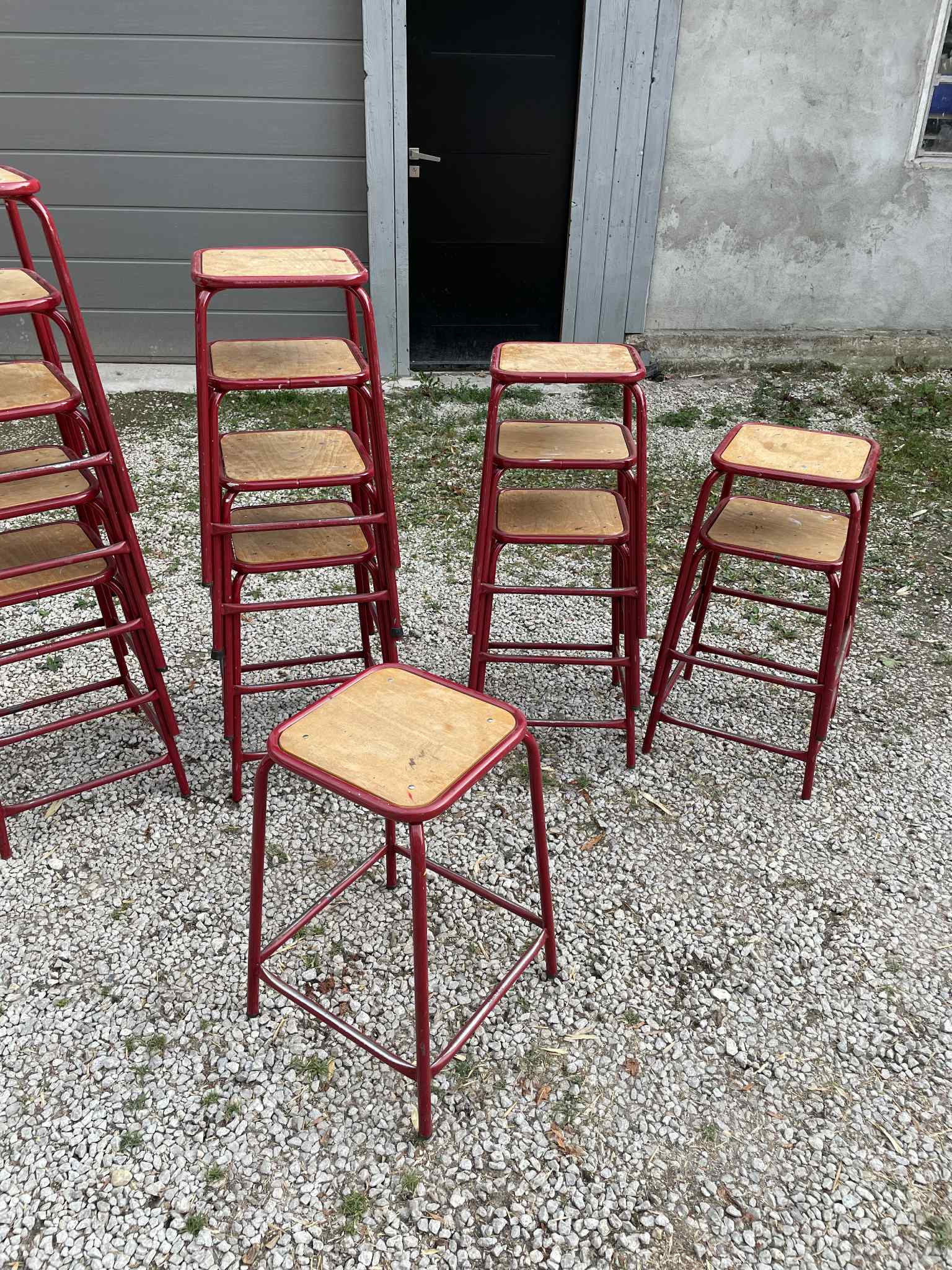 Tabourets anciens d'école