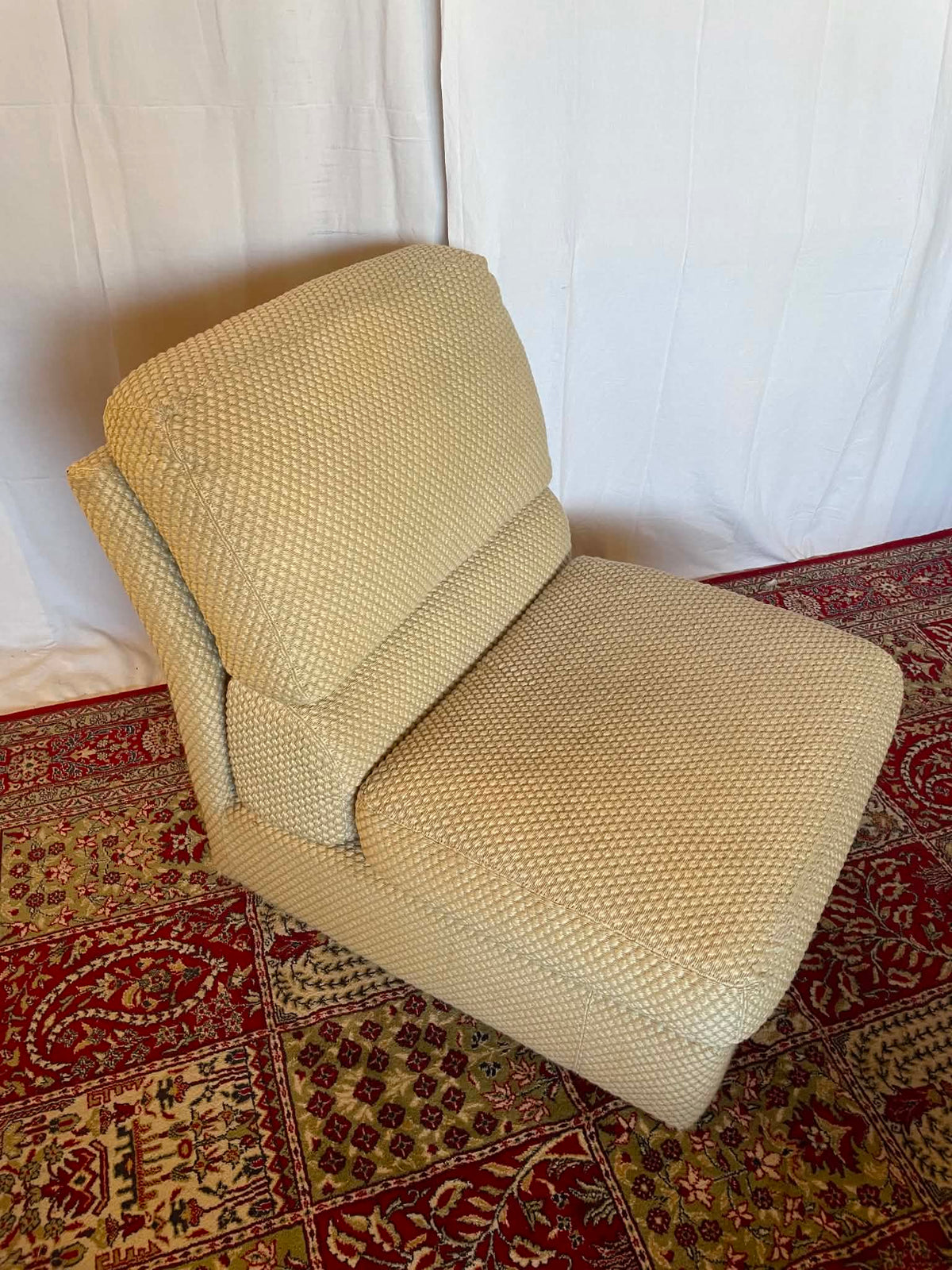 Chauffeuse vintage Swann en tissu beige texturé