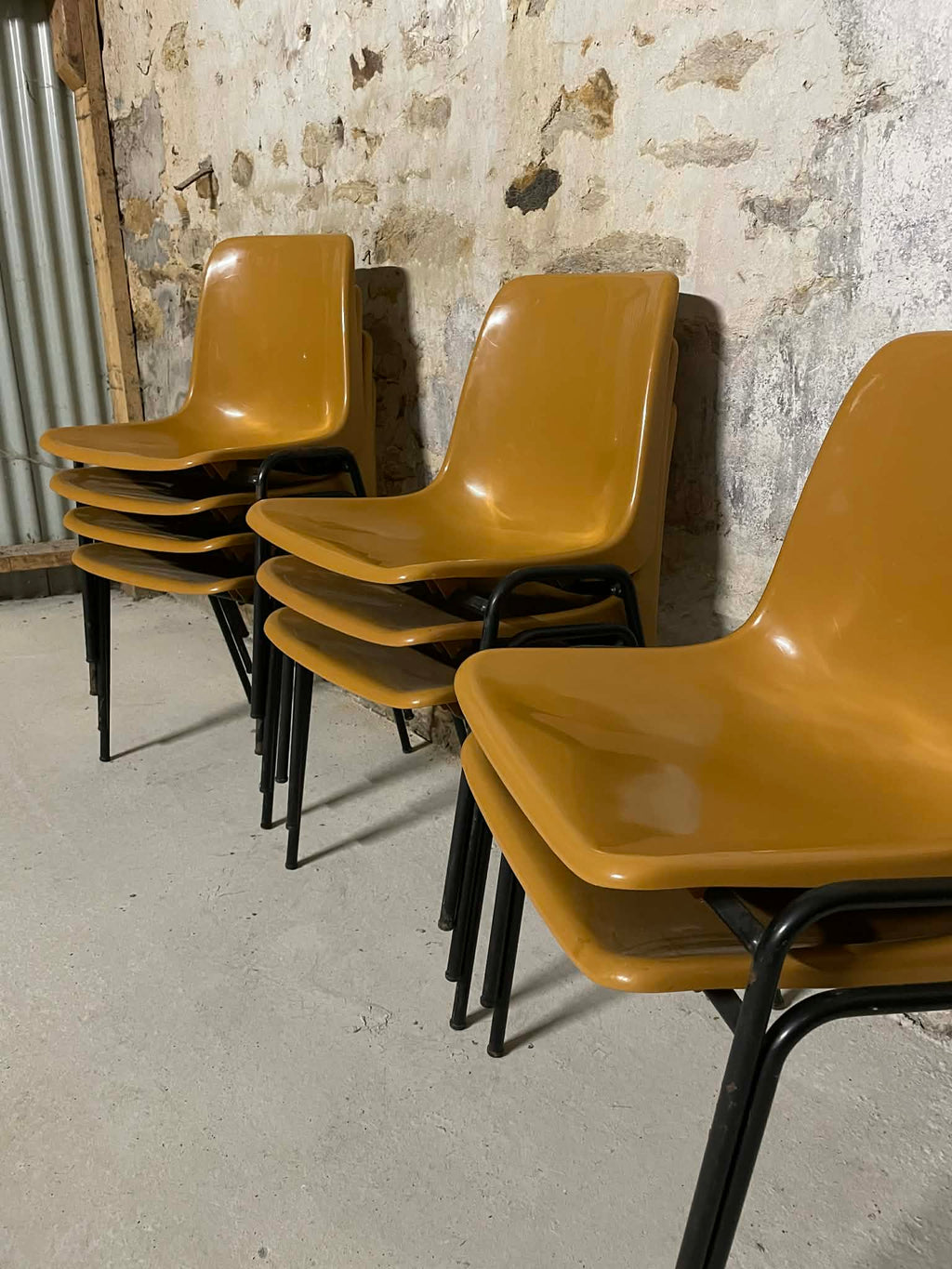 9 chaises vintage empilables en plastique camel