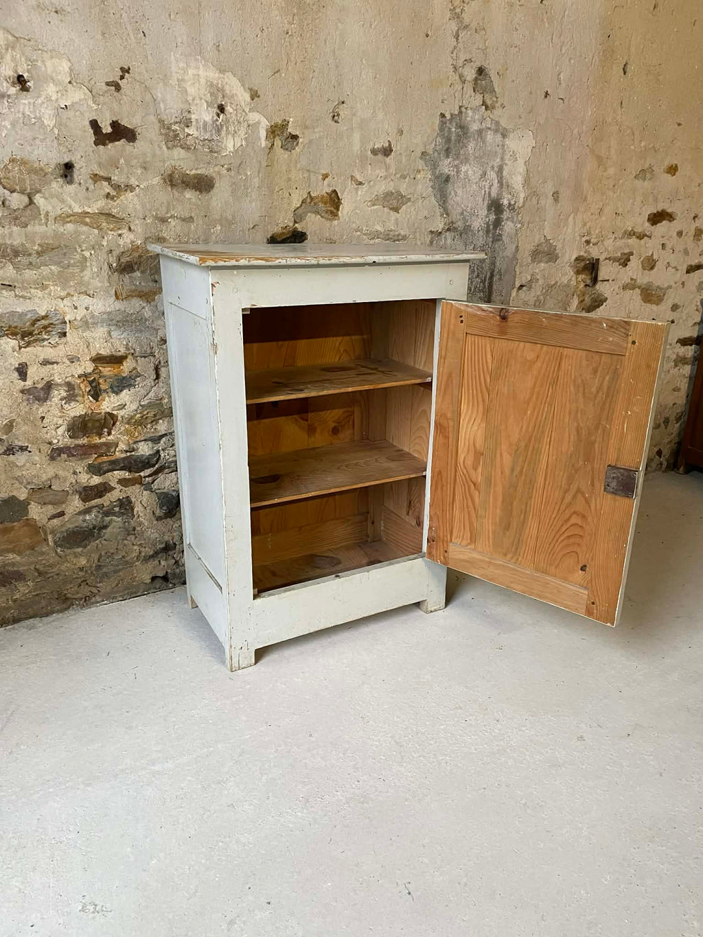 Petit buffet ancien patiné blanc