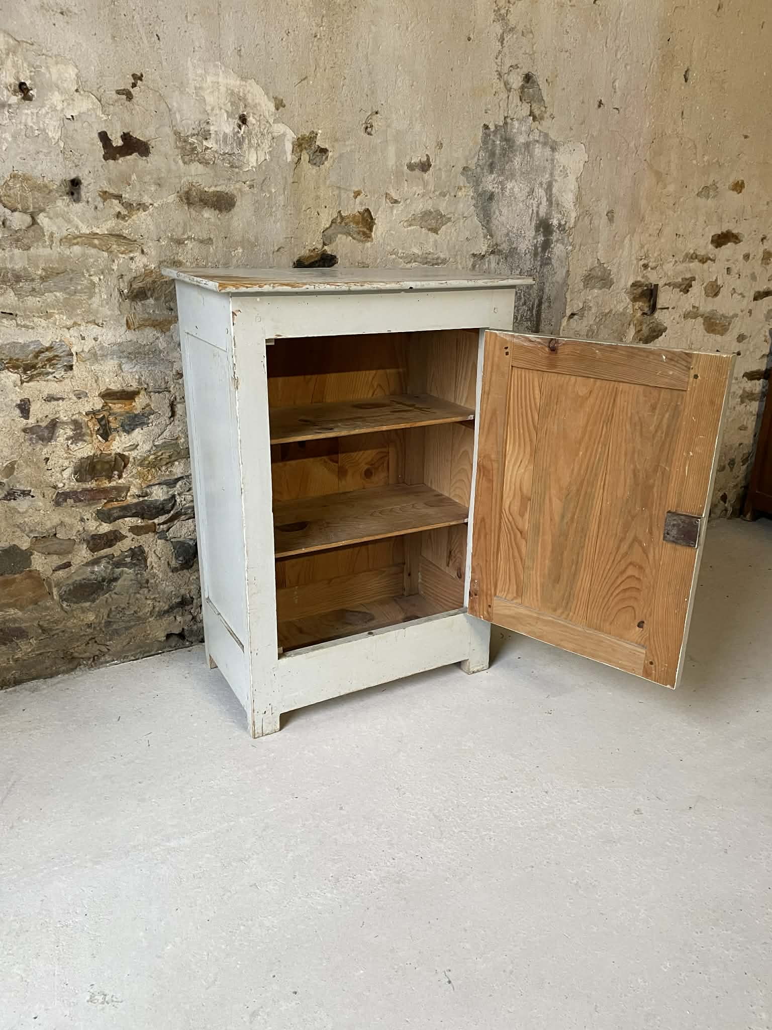 Petit buffet ancien patiné blanc