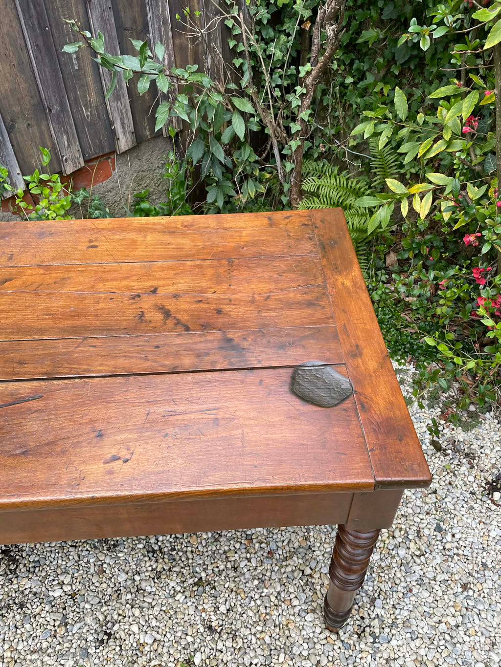 Table ancienne de cuisine avec planche à découper