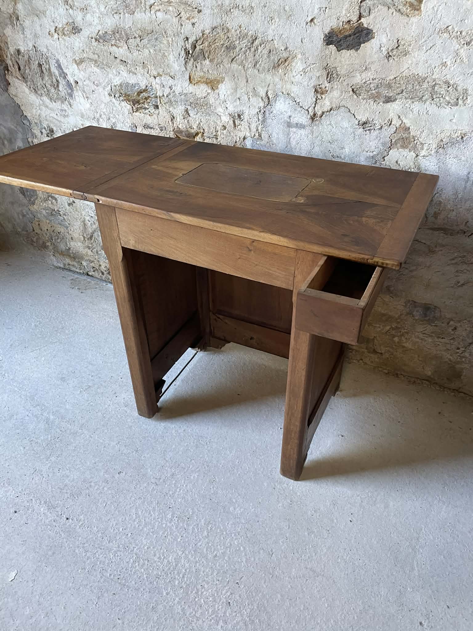 Petite table ancienne en noyer avec rallonge – bureau / desserte