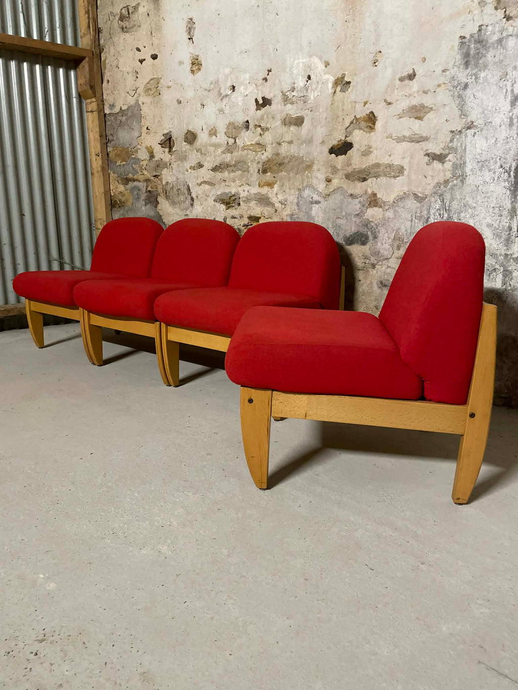 Chauffeuses vintage tissu rouge et bois clair