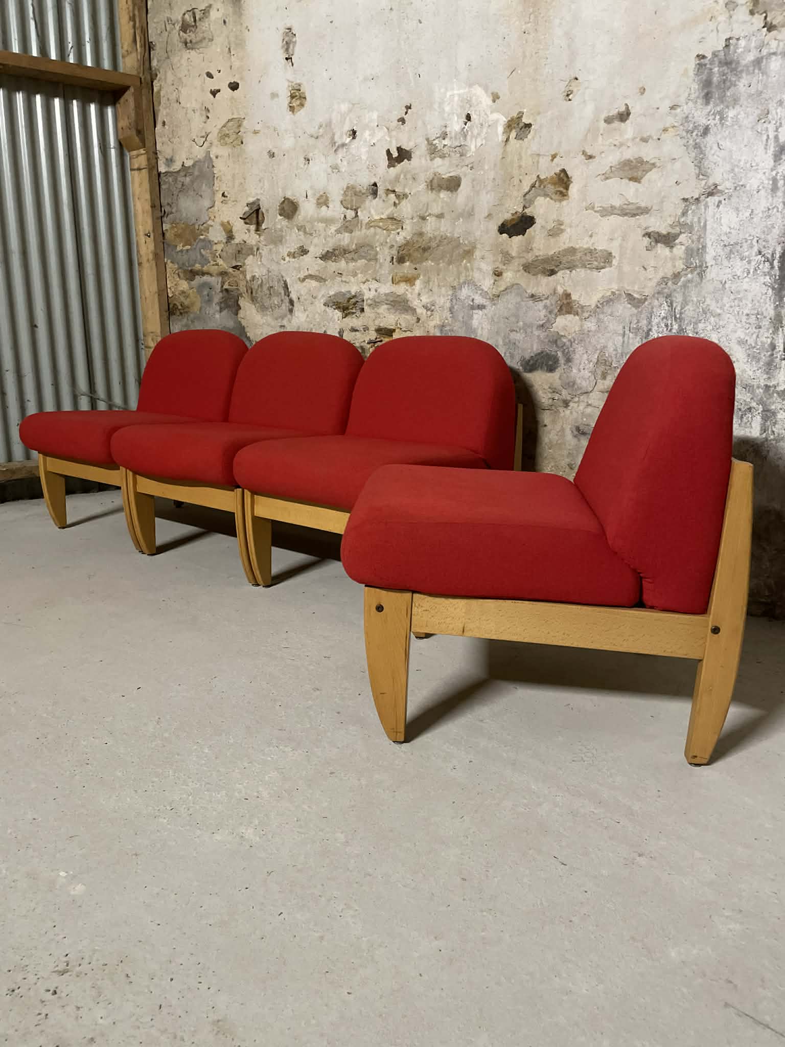Chauffeuses vintage tissu rouge et bois clair
