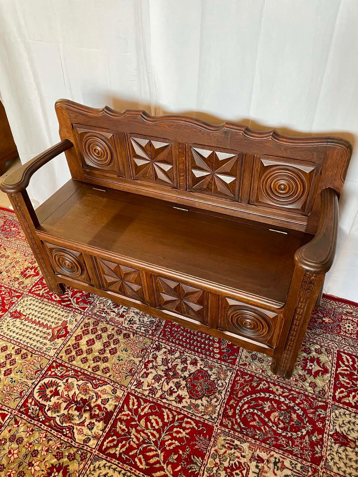 Banc-coffre ancien en chêne sculpté – Style breton
