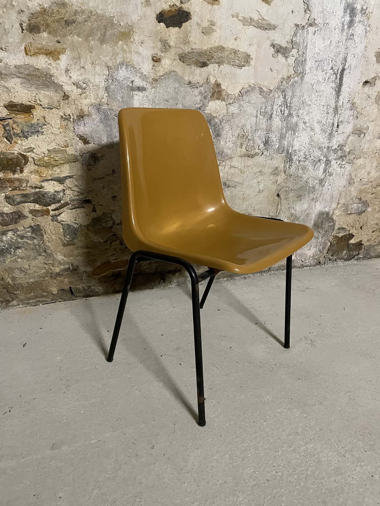 9 chaises vintage empilables en plastique camel