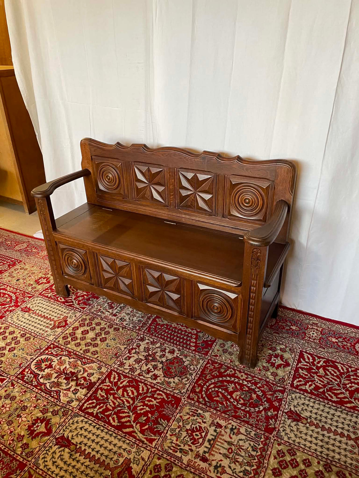 Banc-coffre ancien en chêne sculpté – Style breton