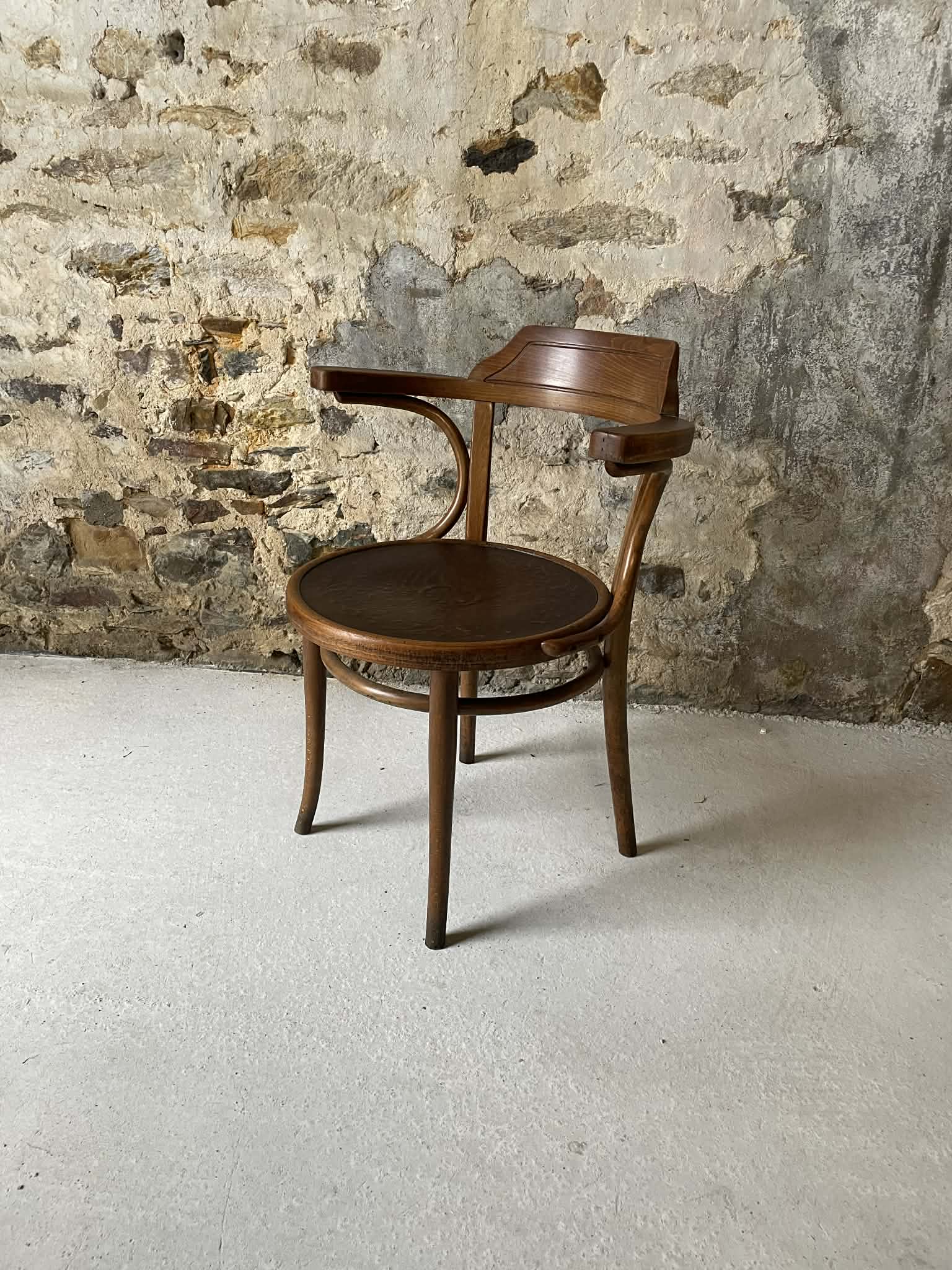 Fauteuil Thonet ancien en bois cintré – estampillé