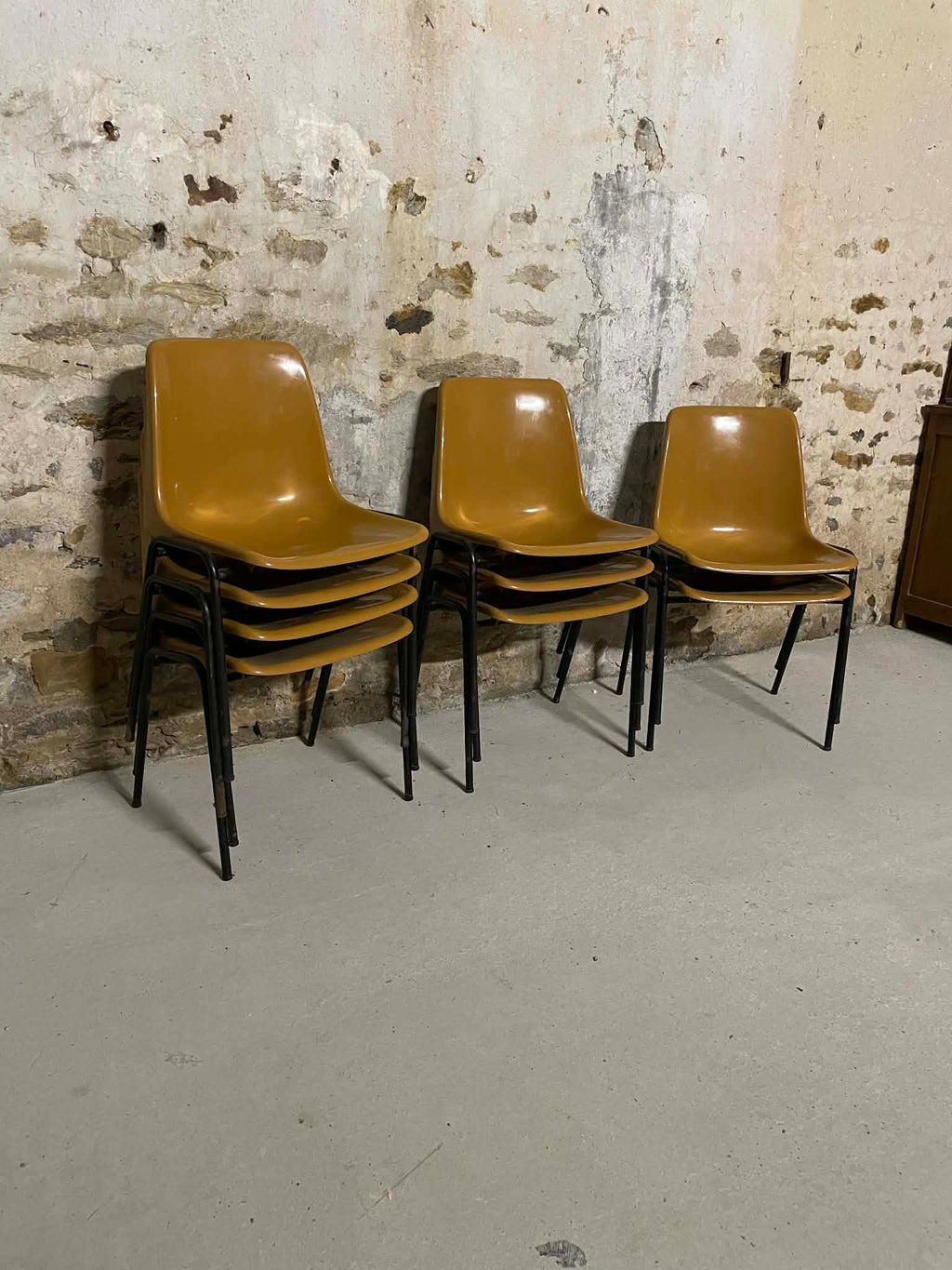 9 chaises vintage empilables en plastique camel