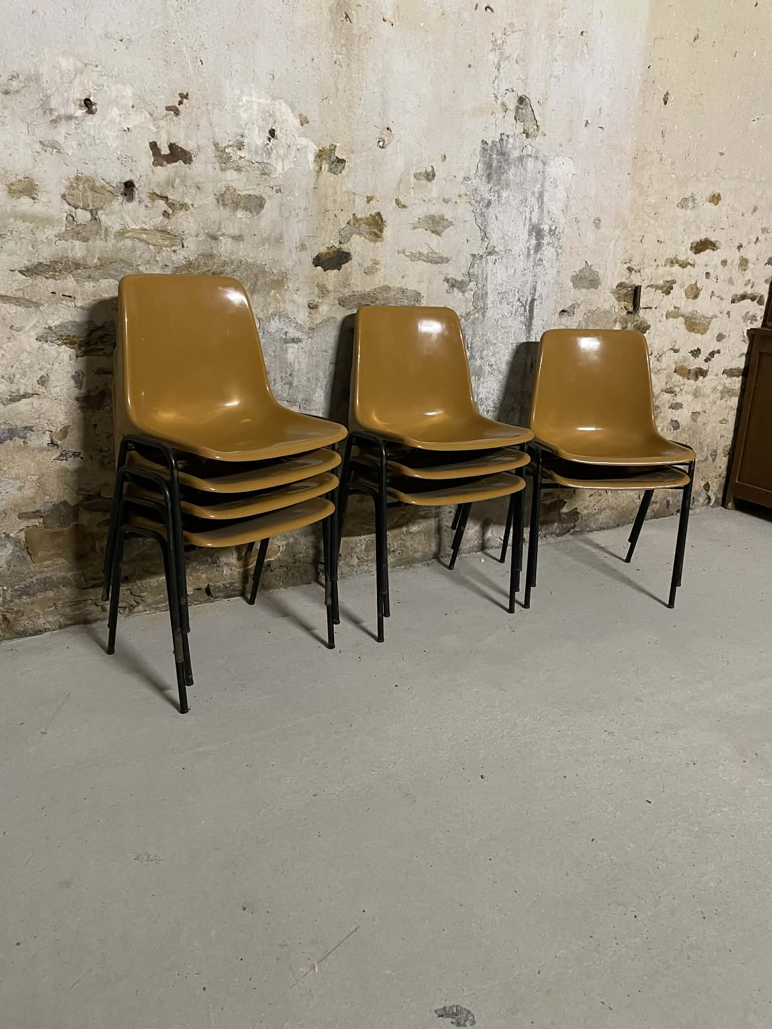 9 chaises vintage empilables en plastique camel