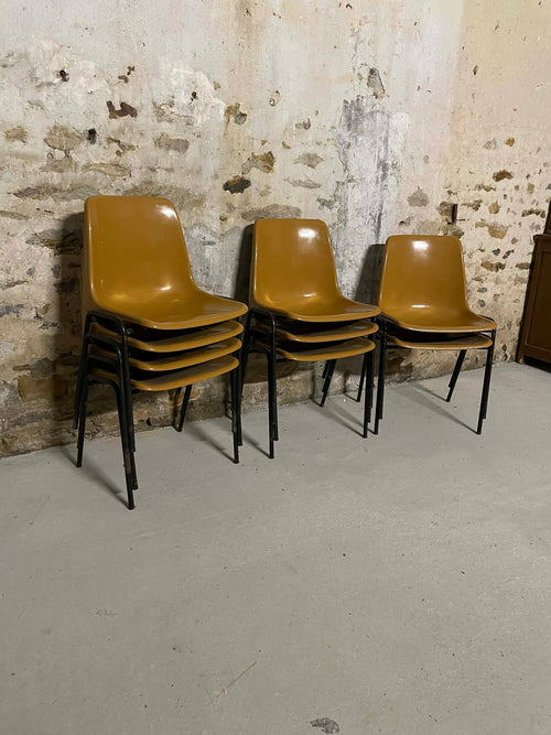 9 chaises vintage empilables en plastique camel