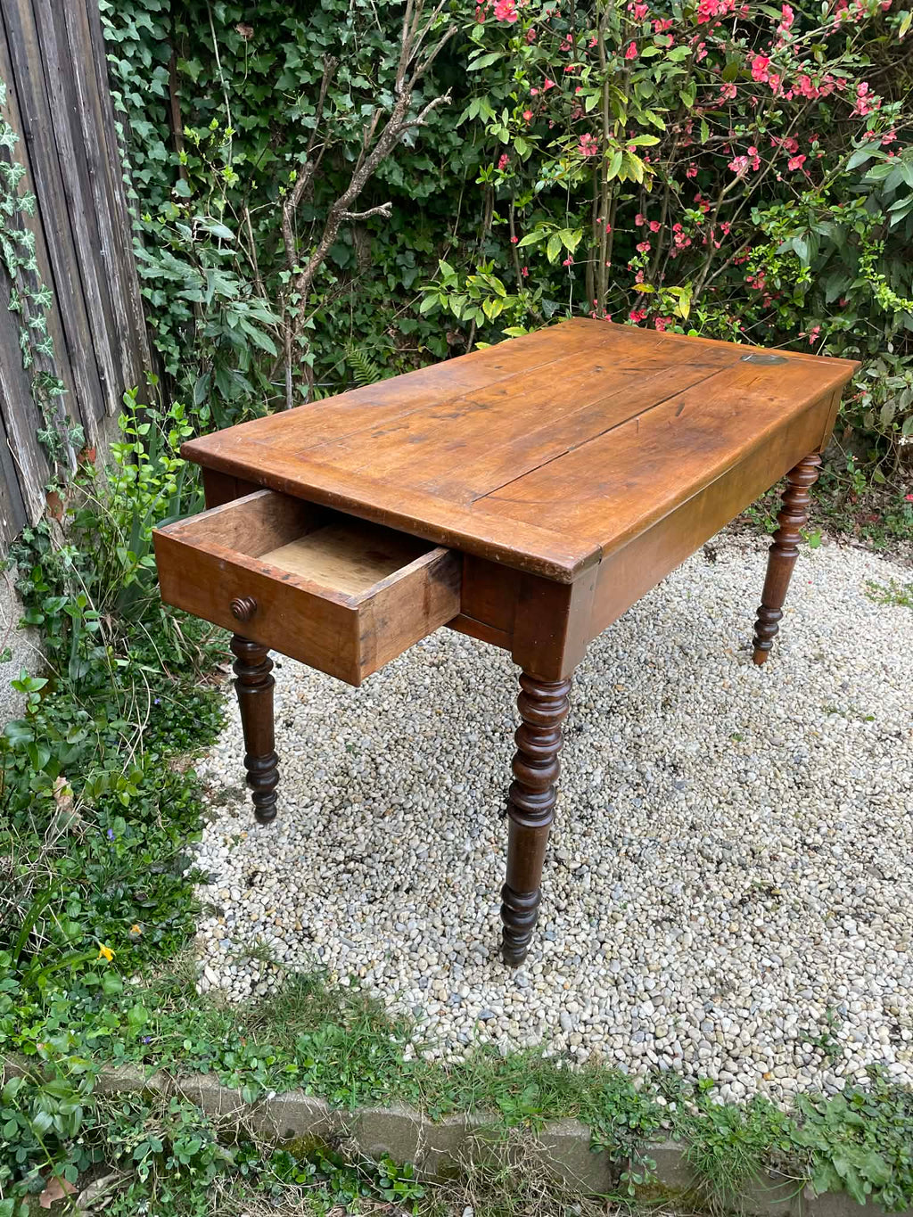 Table ancienne de cuisine avec planche à découper